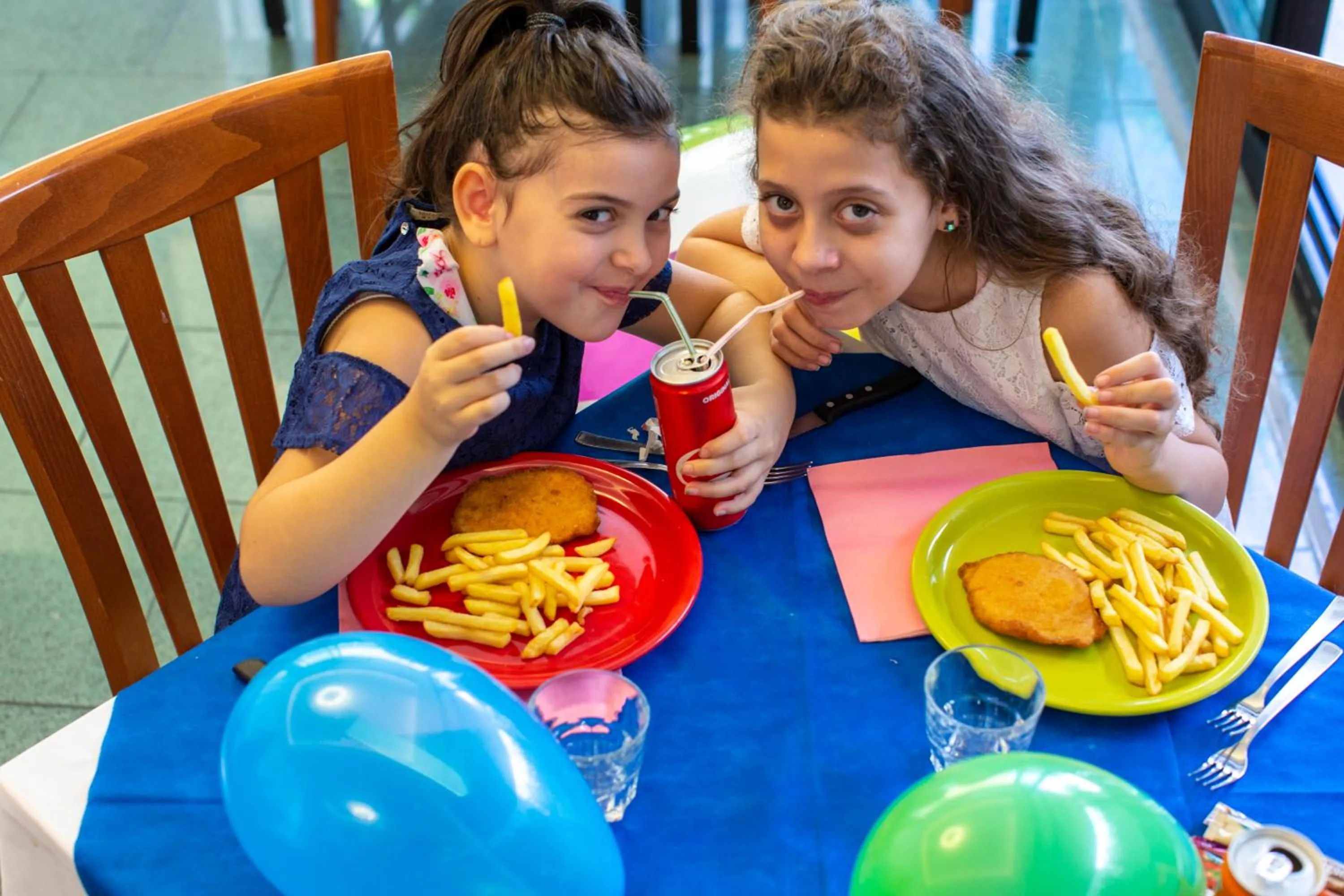 Restaurant/places to eat in Hotel Holland