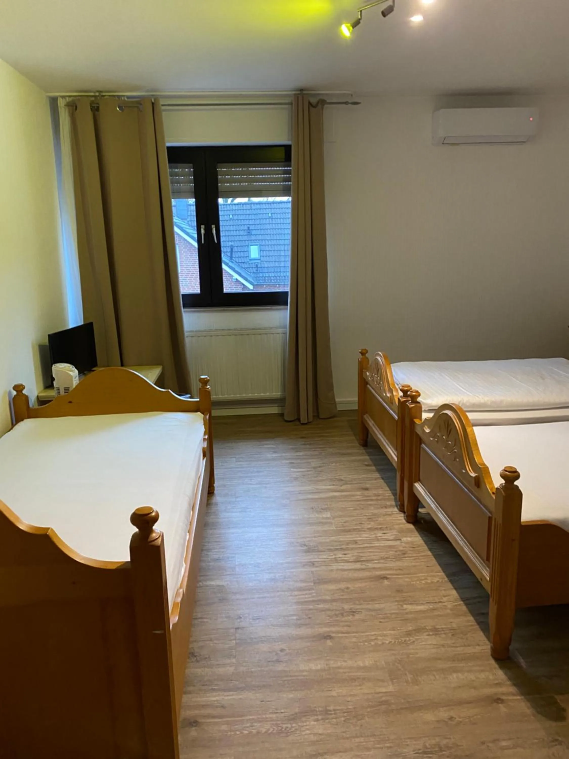 Photo of the whole room, Bed in Das kleine Landhotel