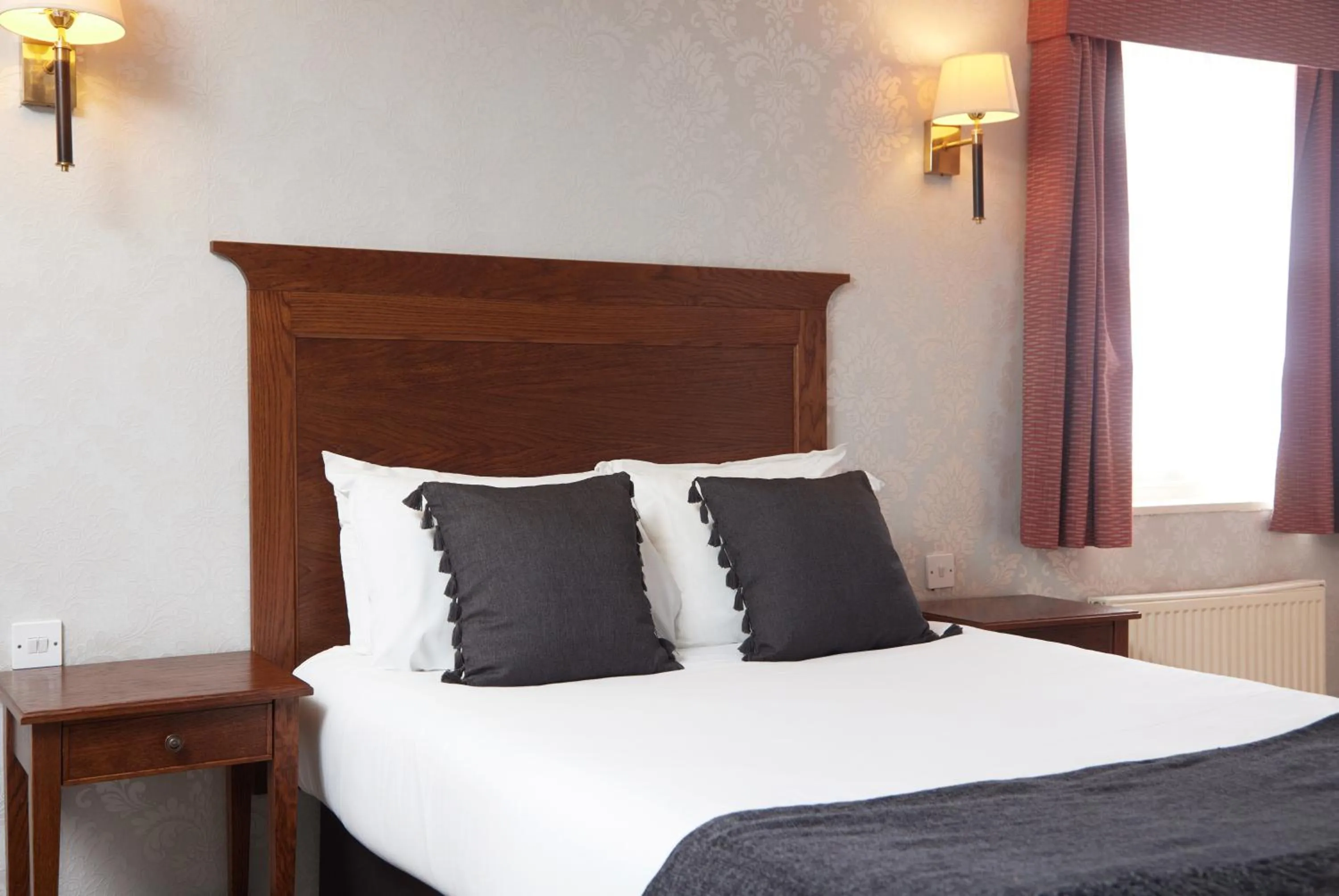 Bedroom, Bed in Castle Inn by Greene King Inns