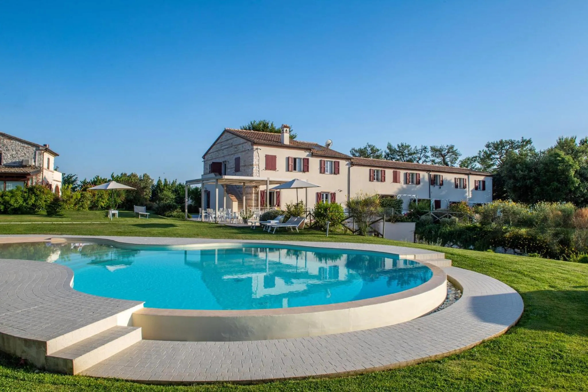 Property building in Agromarino