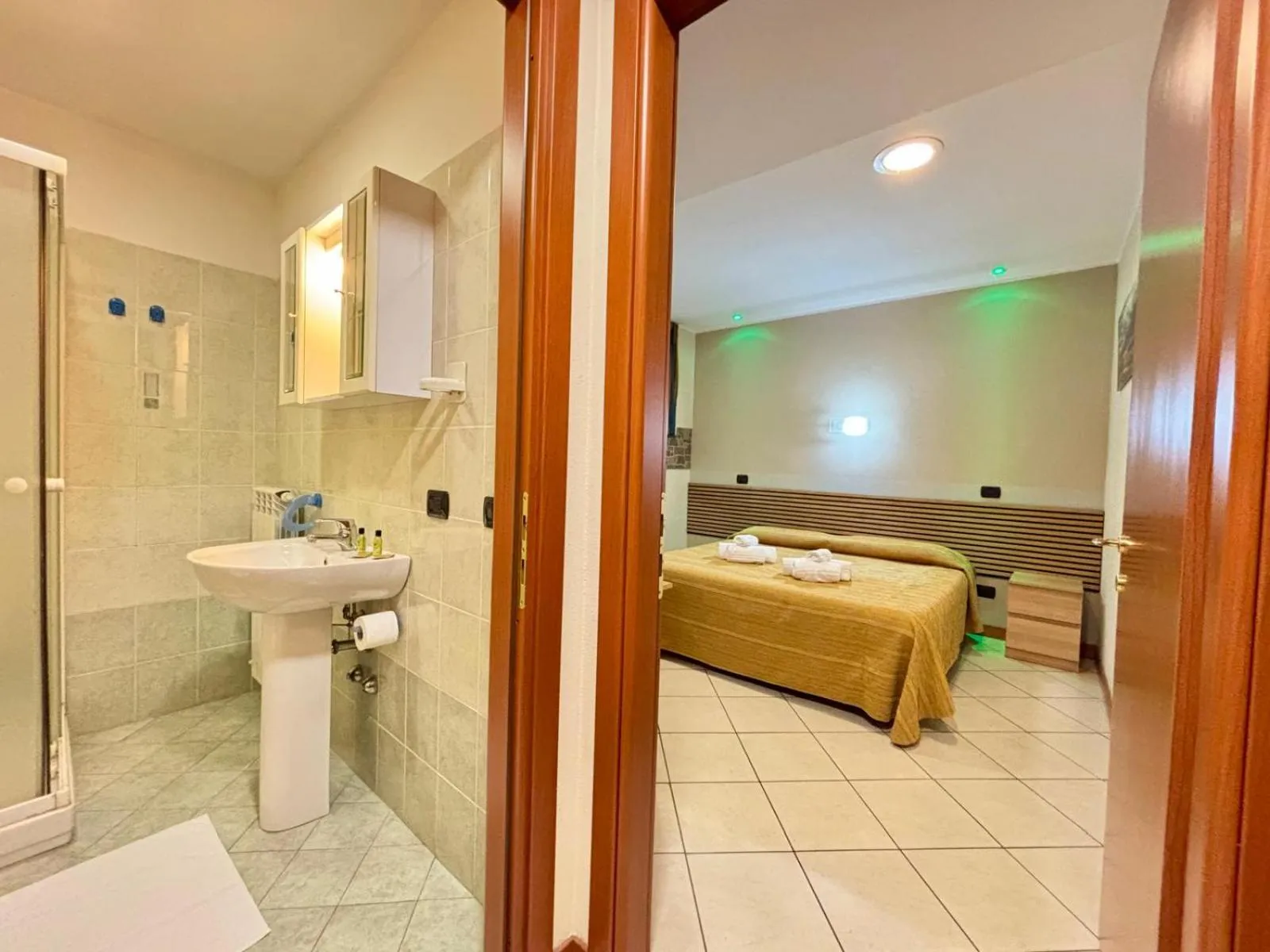 Shower, Bed in Residence Oasi Di Monza