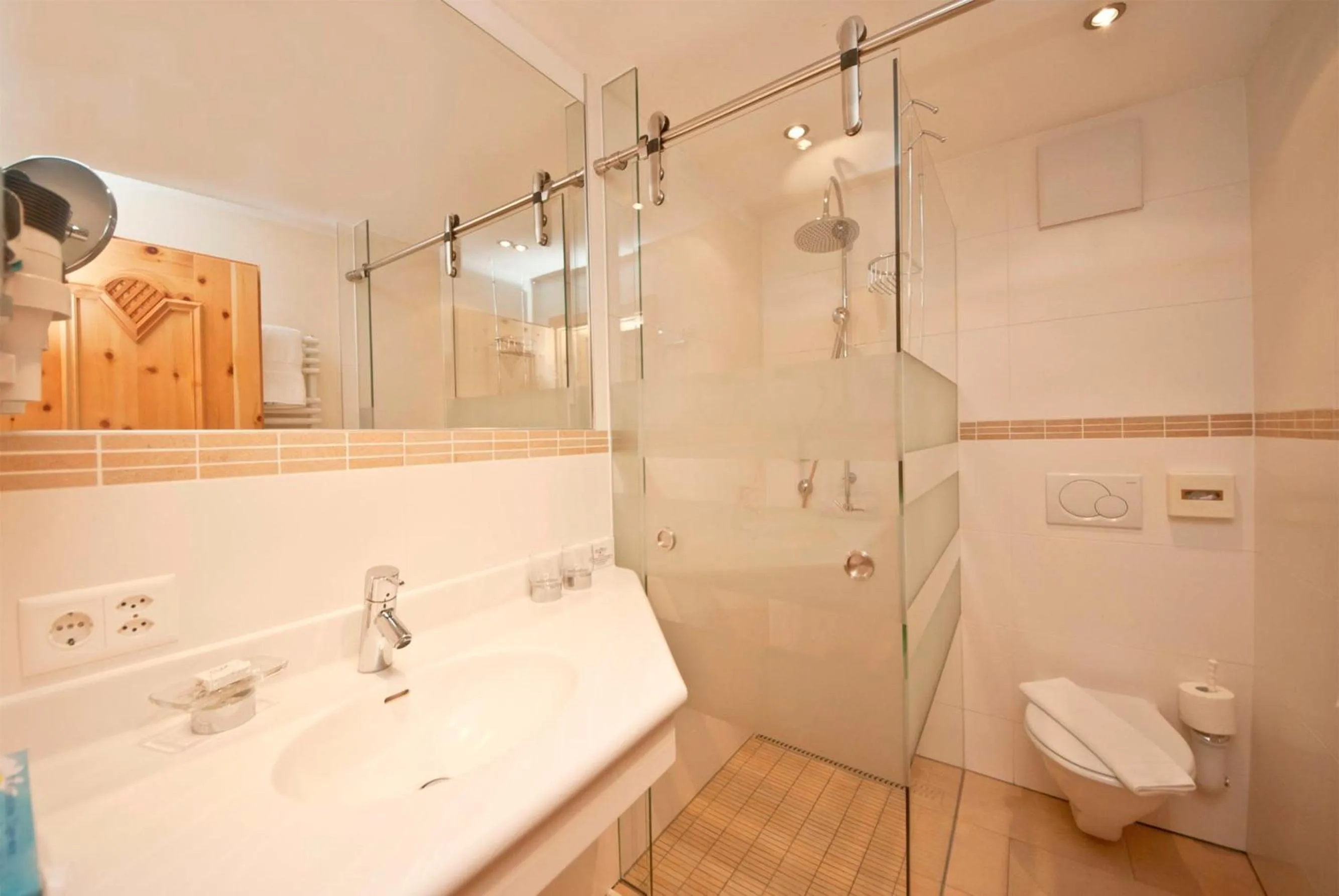 Shower in Hotel des Alpes