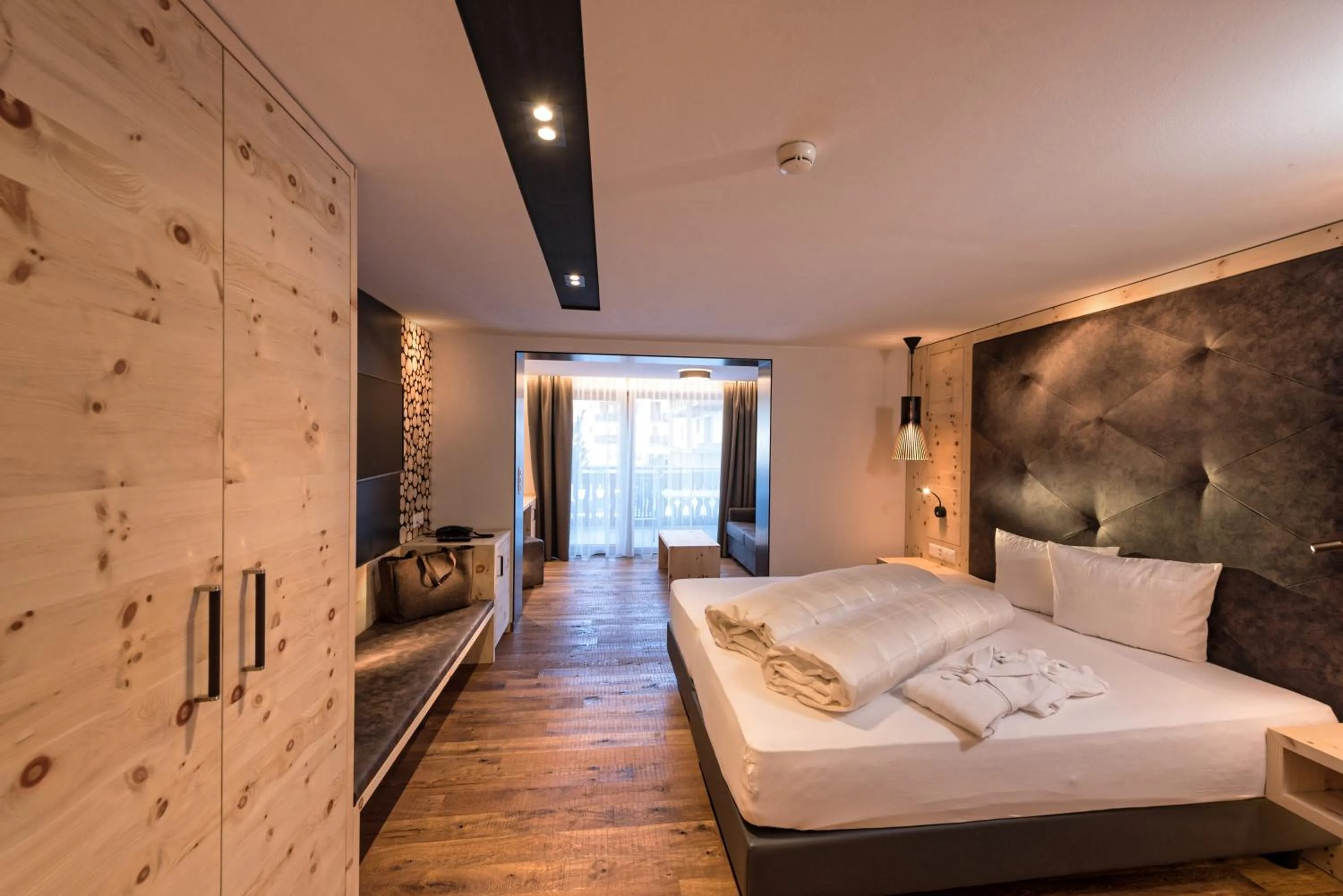 Photo of the whole room, Bed in Hotel des Alpes