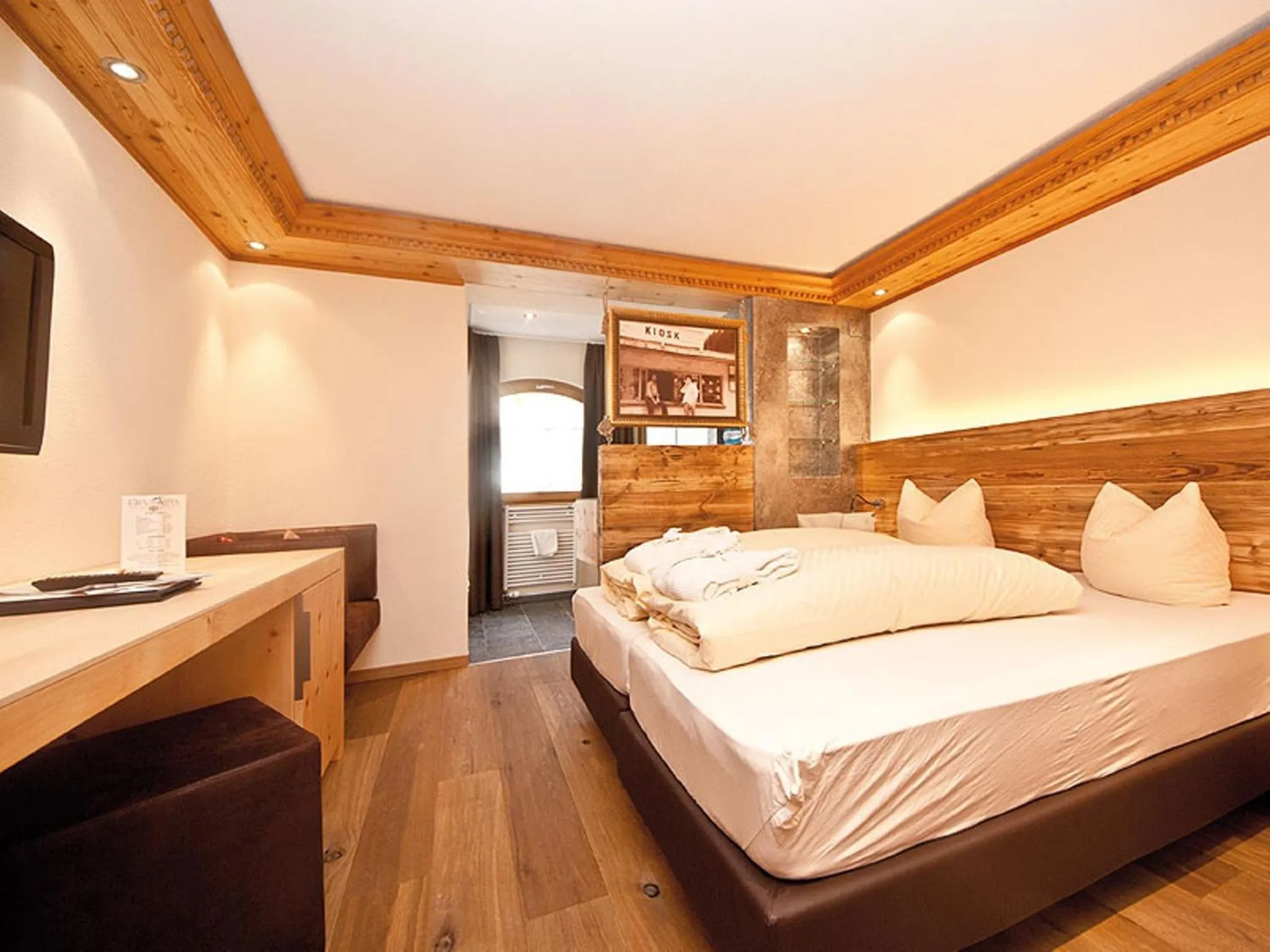 Shower, Bed in Hotel des Alpes