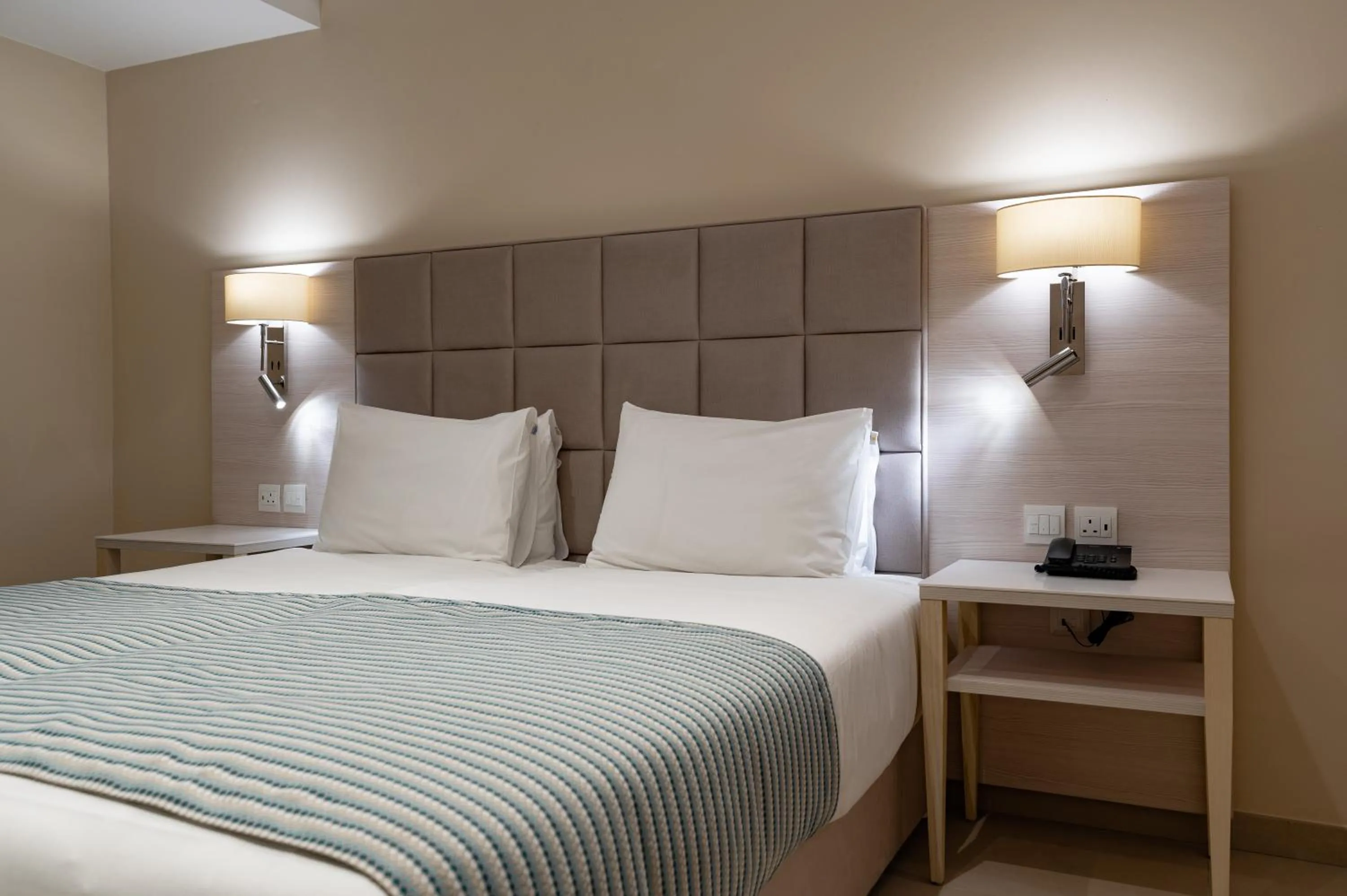 Photo of the whole room, Bed in Maritim Antonine Hotel & Spa