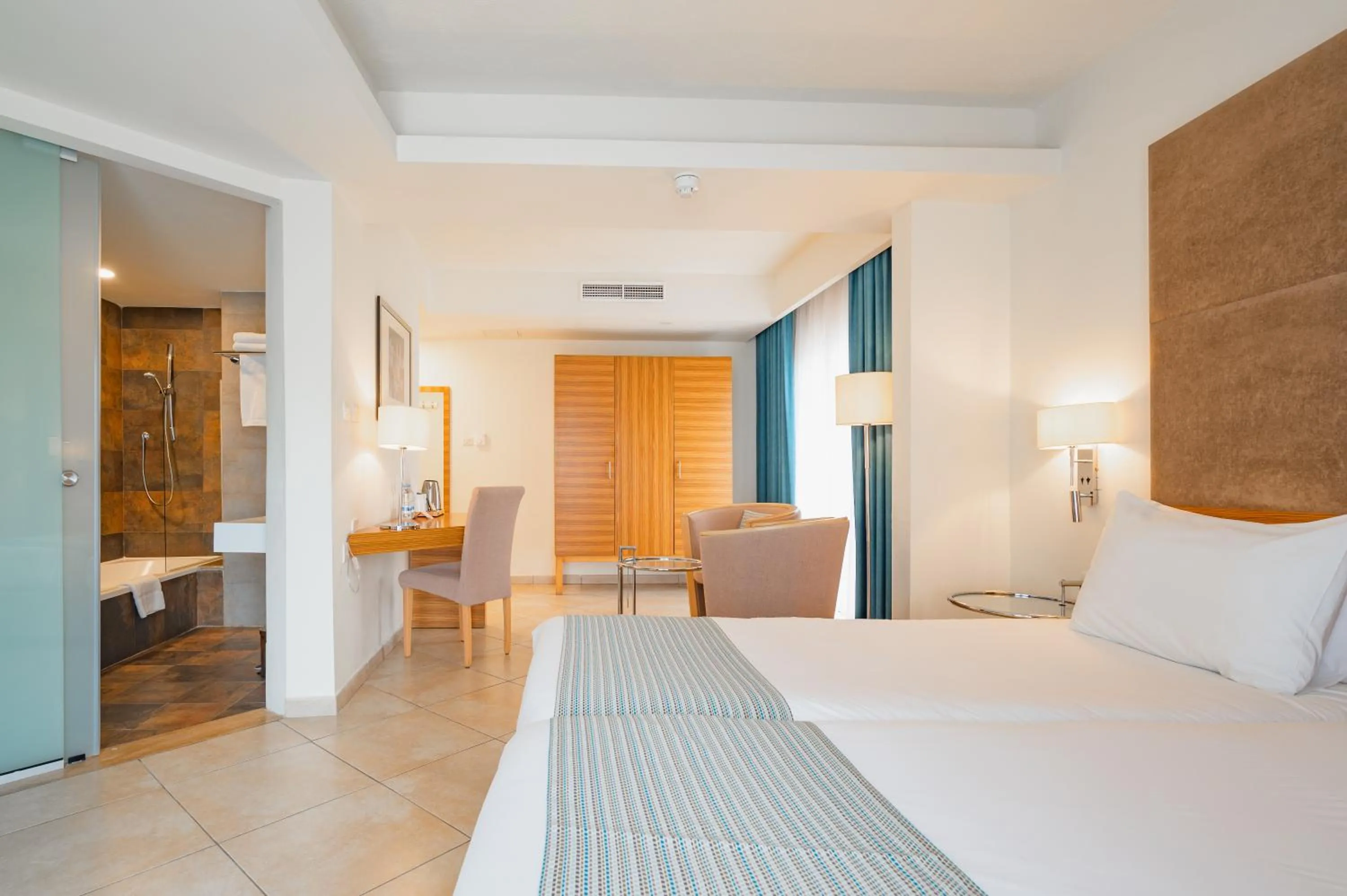 Bed in Maritim Antonine Hotel & Spa