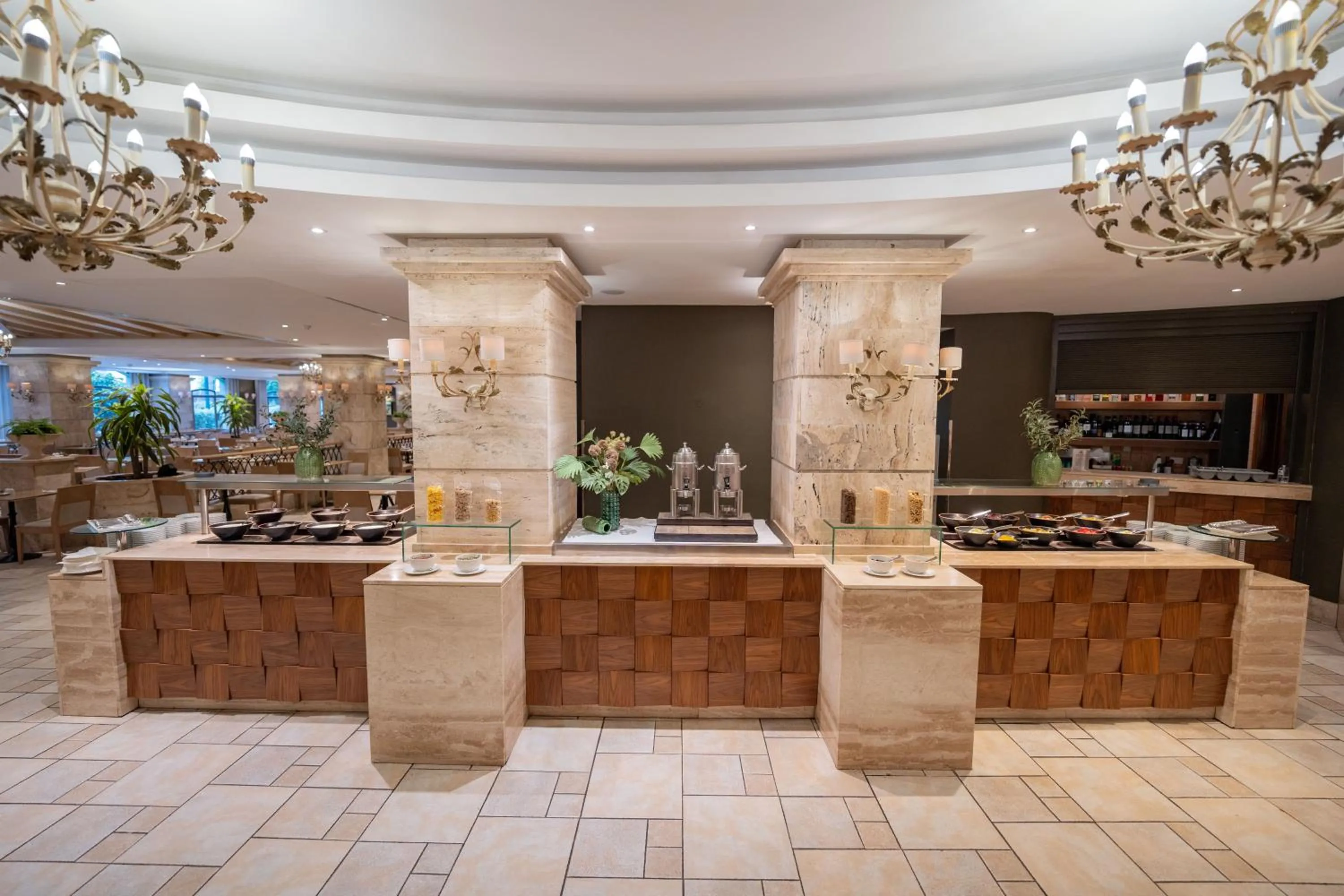 Restaurant/places to eat in Maritim Antonine Hotel & Spa