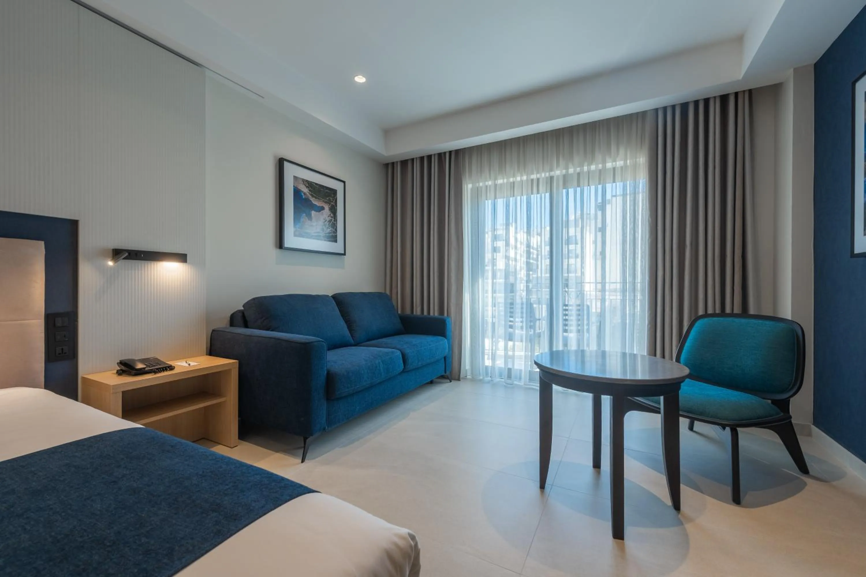 Seating area, Bed in Maritim Antonine Hotel & Spa