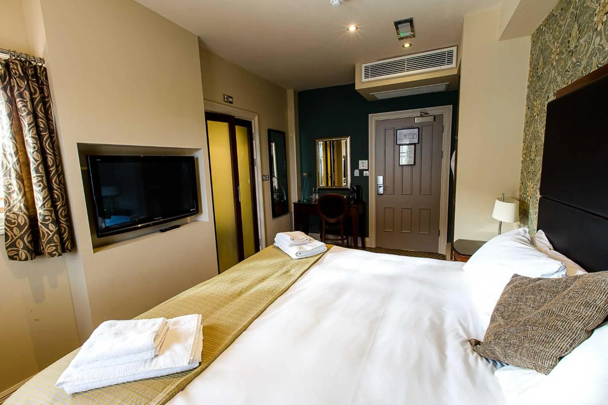 Bedroom, Bed in Maltsters