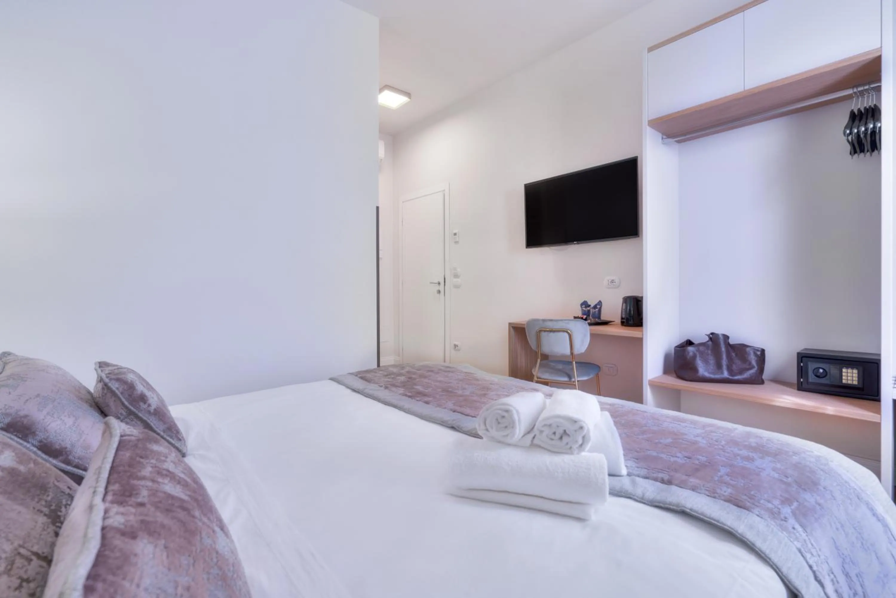 Photo of the whole room, Bed in Hotel Cosmos