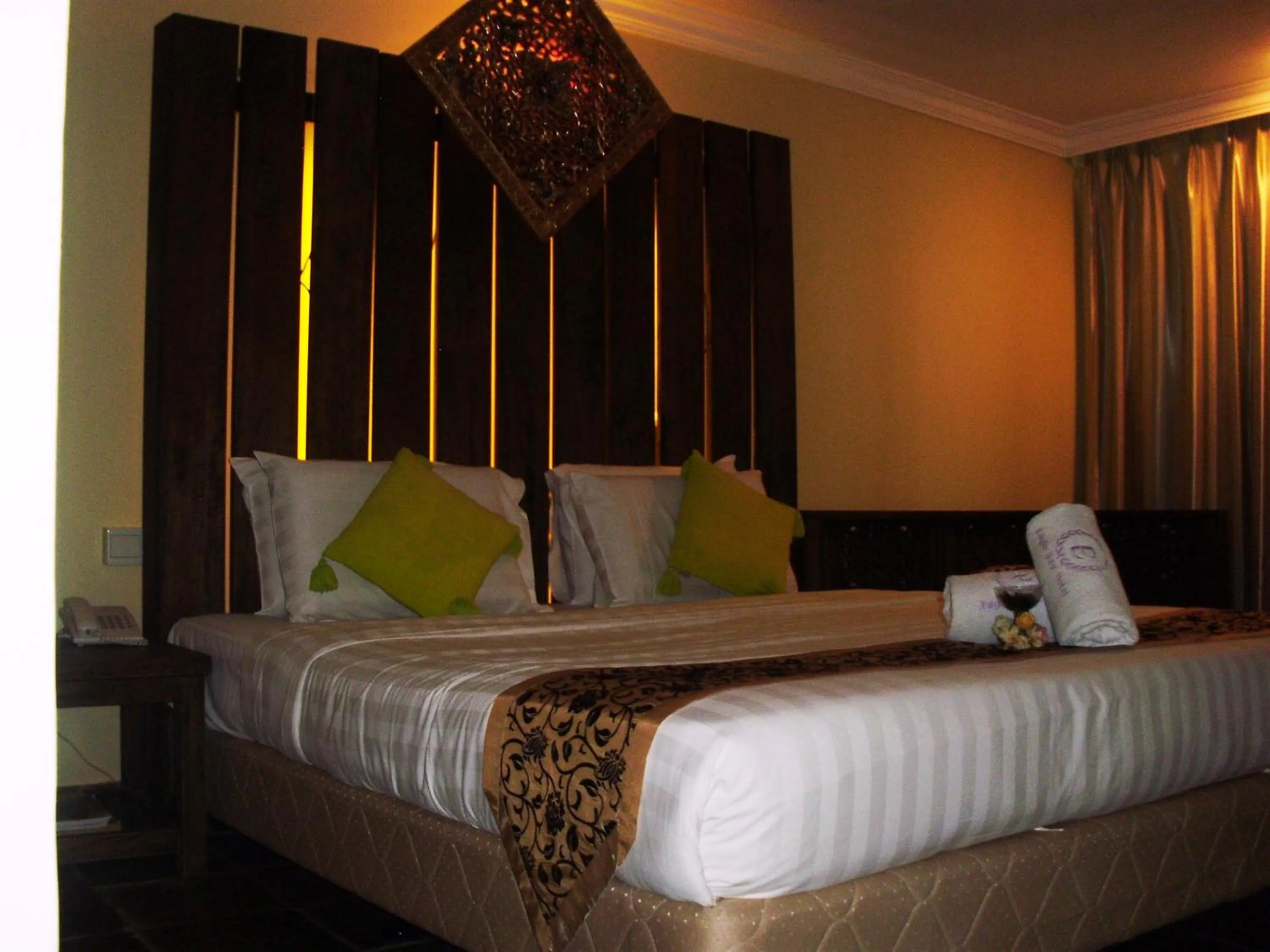 Bedroom, Bed in Eagle Bay Hotel