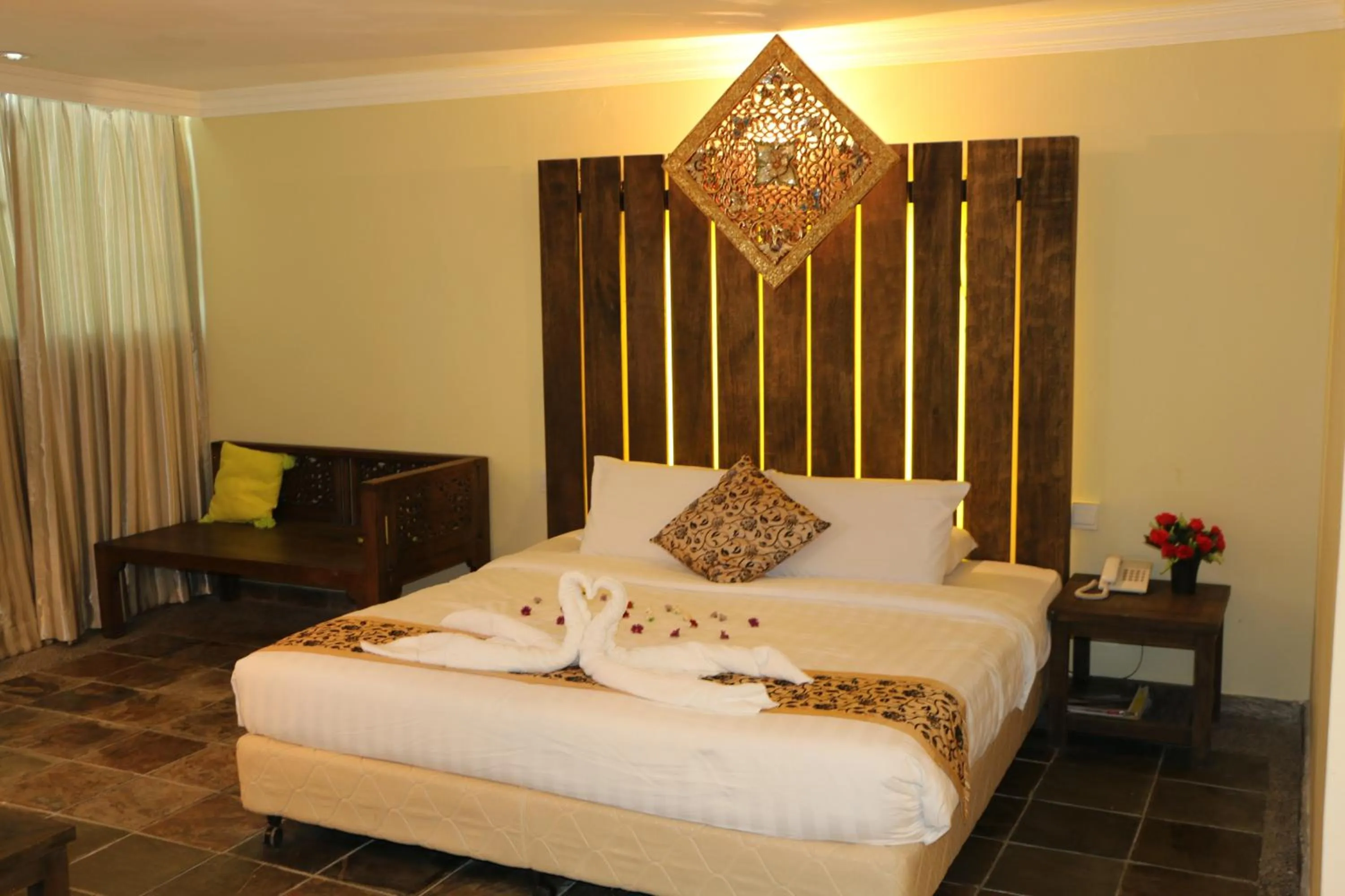 Bedroom, Bed in Eagle Bay Hotel