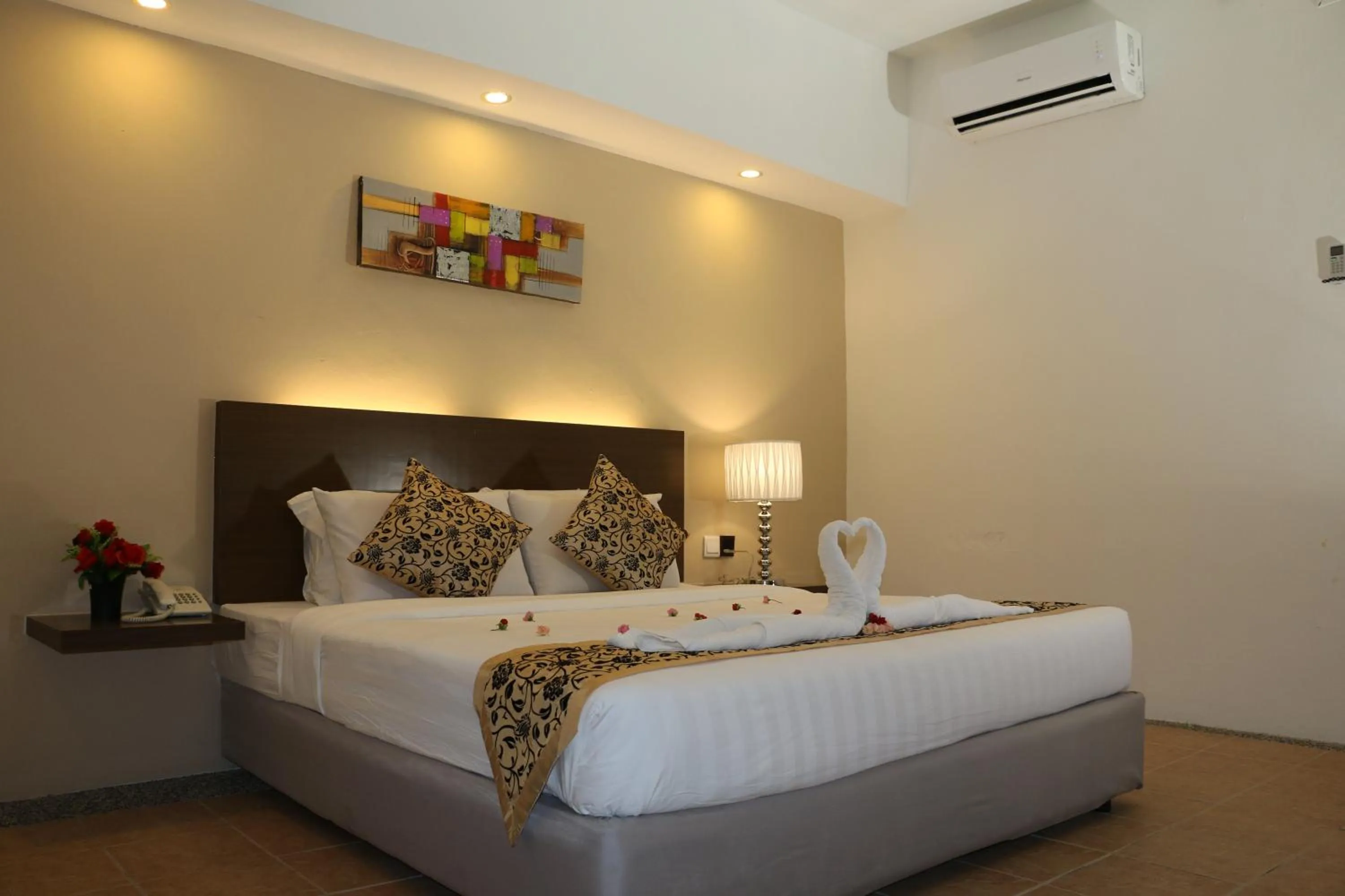 Bedroom, Bed in Eagle Bay Hotel