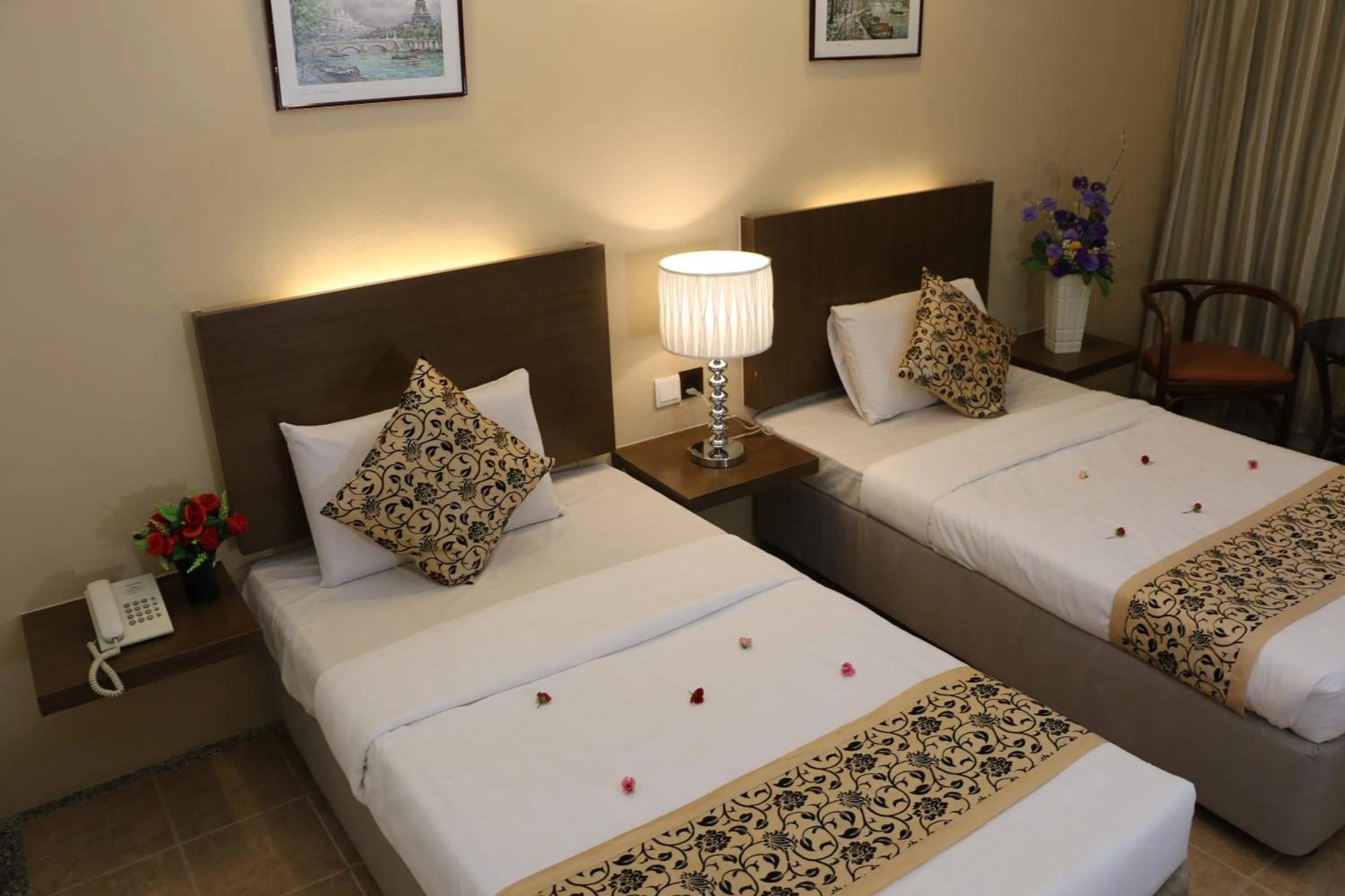 Bedroom, Bed in Eagle Bay Hotel