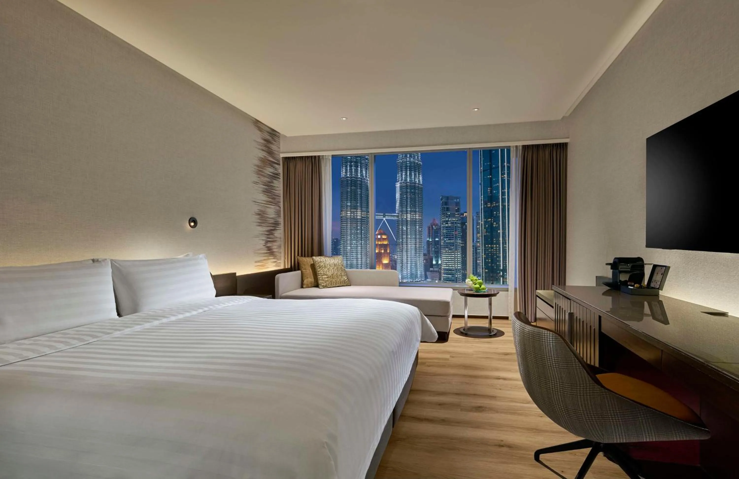 Bedroom, Bed in Traders Hotel, Kuala Lumpur