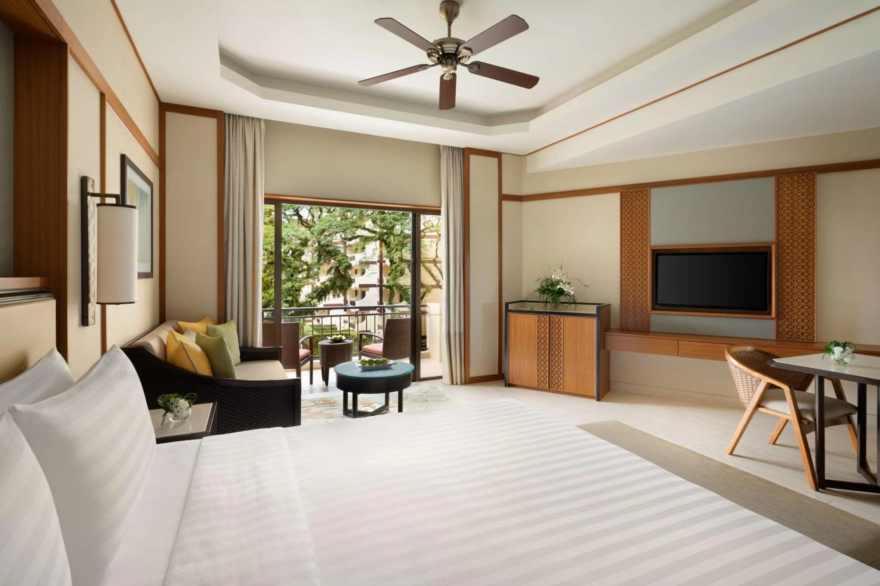 Photo of the whole room, Bed in Shangri-La Rasa Sayang, Penang