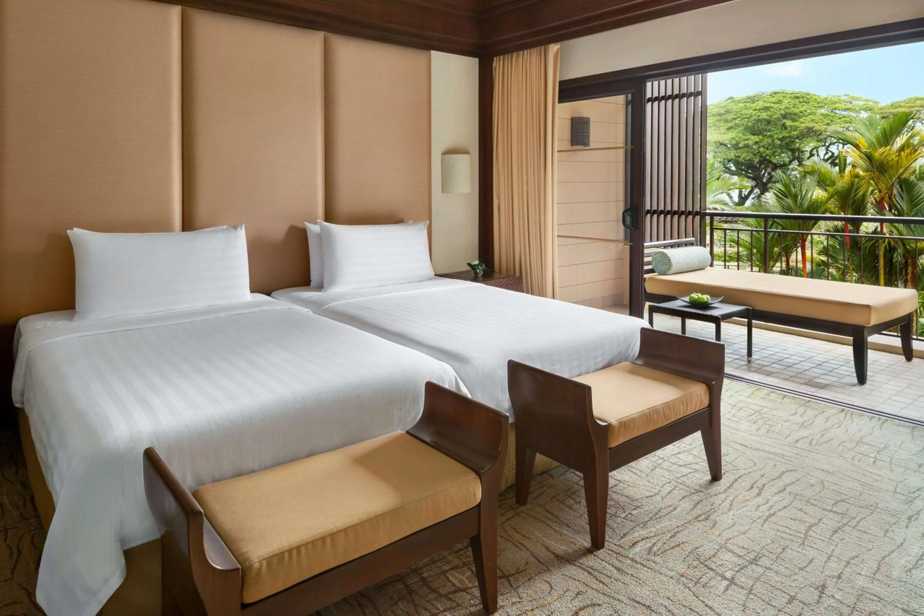 Photo of the whole room, Bed in Shangri-La Rasa Sayang, Penang