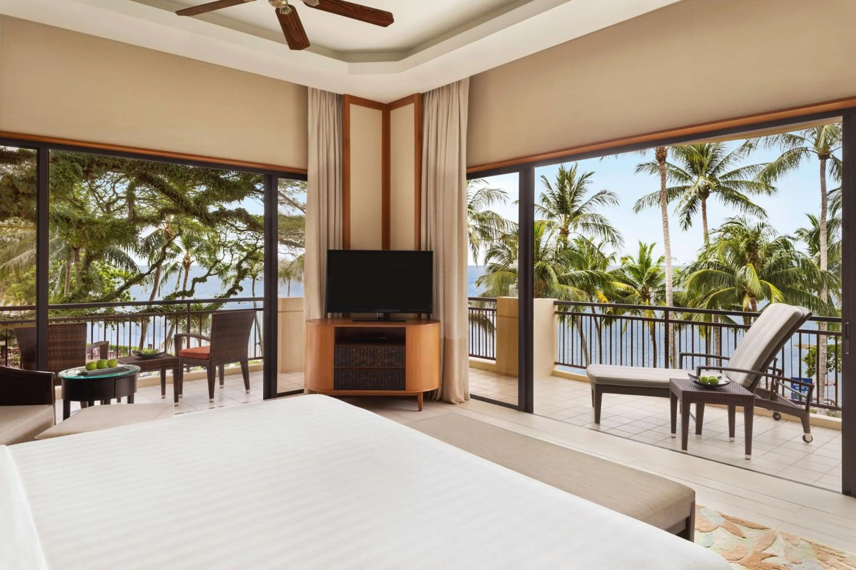 Photo of the whole room, Bed in Shangri-La Rasa Sayang, Penang