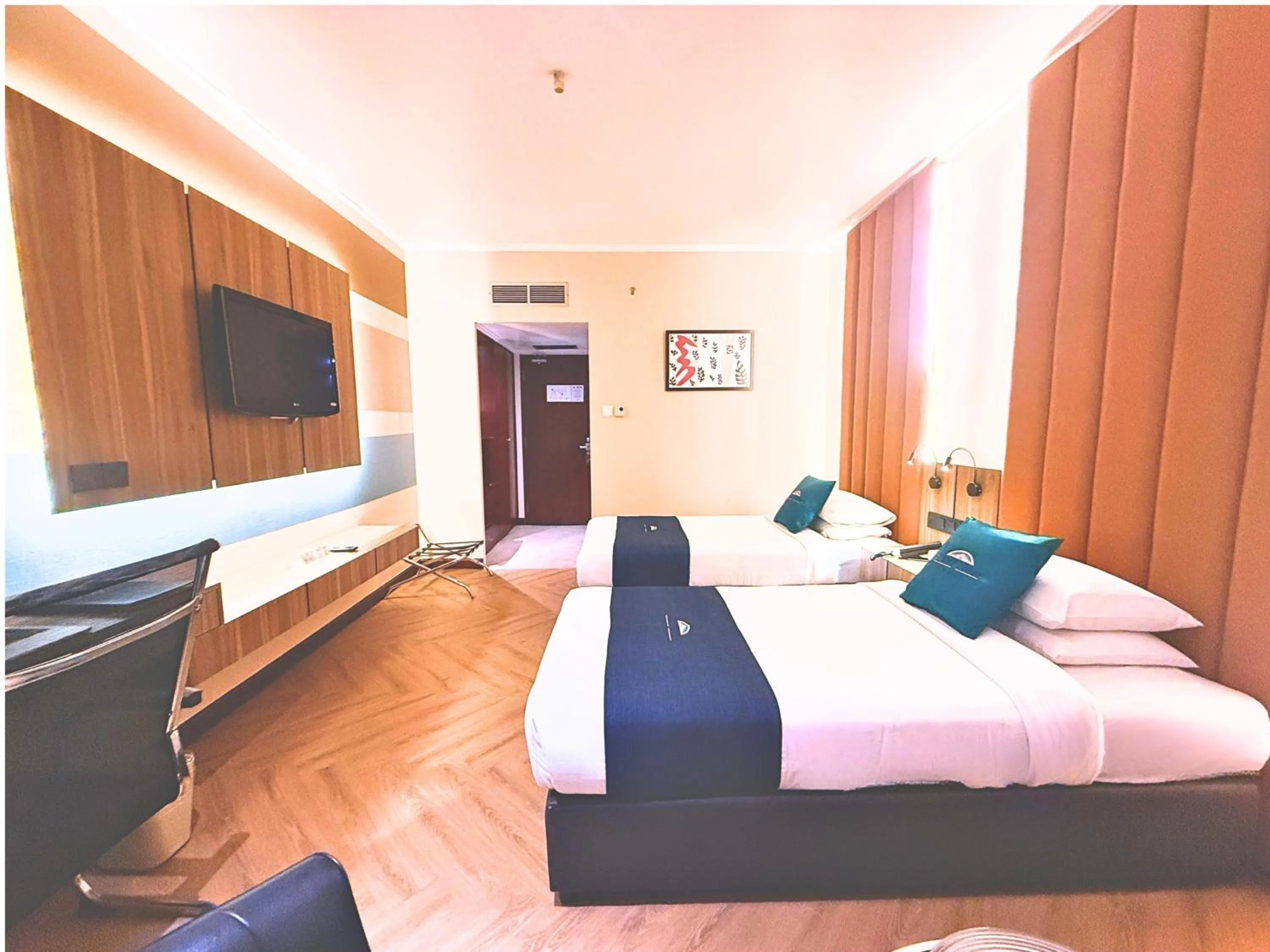 Bed in Howard Johnson by Wyndham Kota Kinabalu City Centre, formerly Hotel Shangri-La Kota Kinabalu