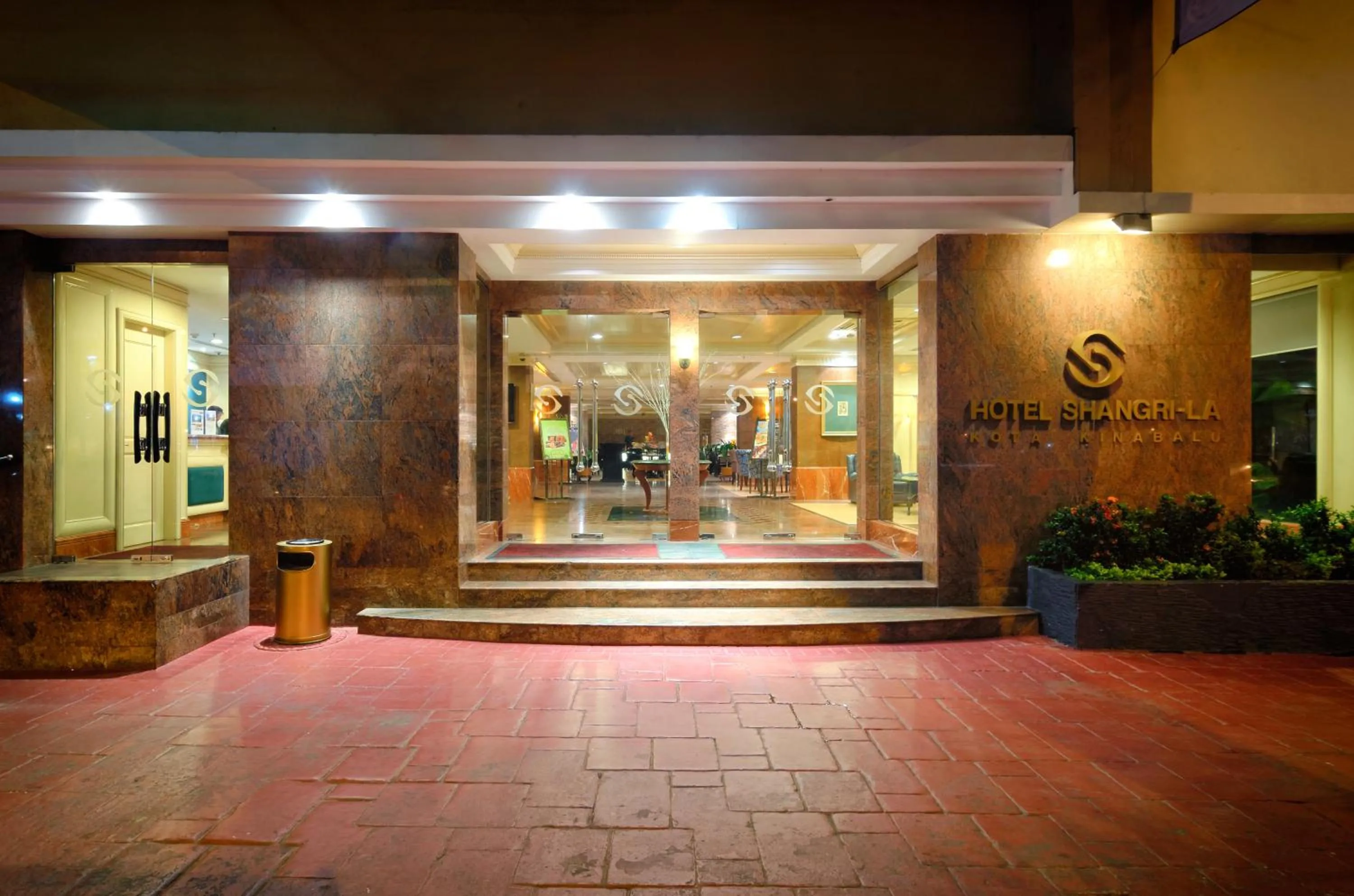 Facade/entrance in Hotel Shangri-la Kota Kinabalu