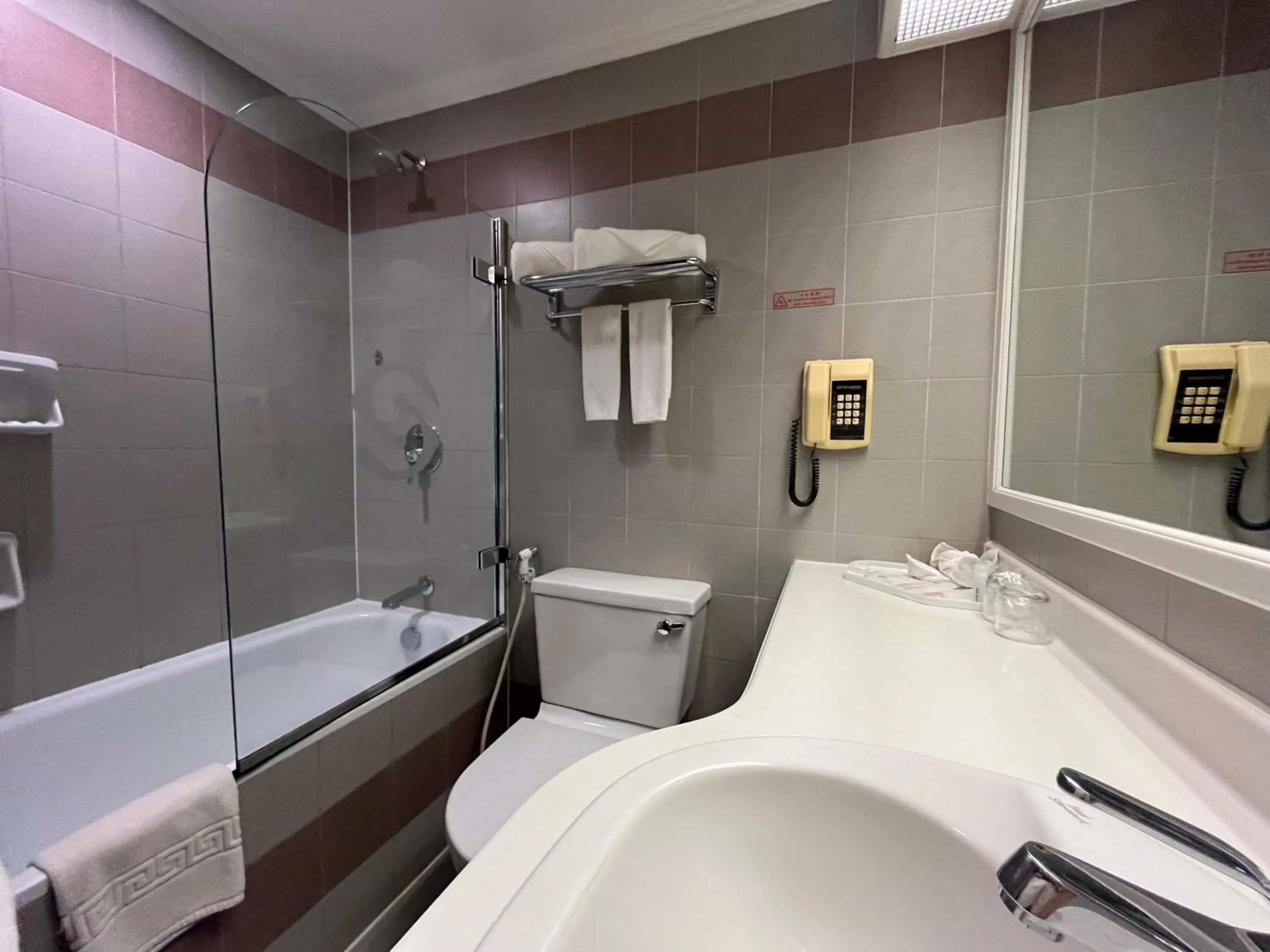 Shower in Hotel Shangri-la Kota Kinabalu