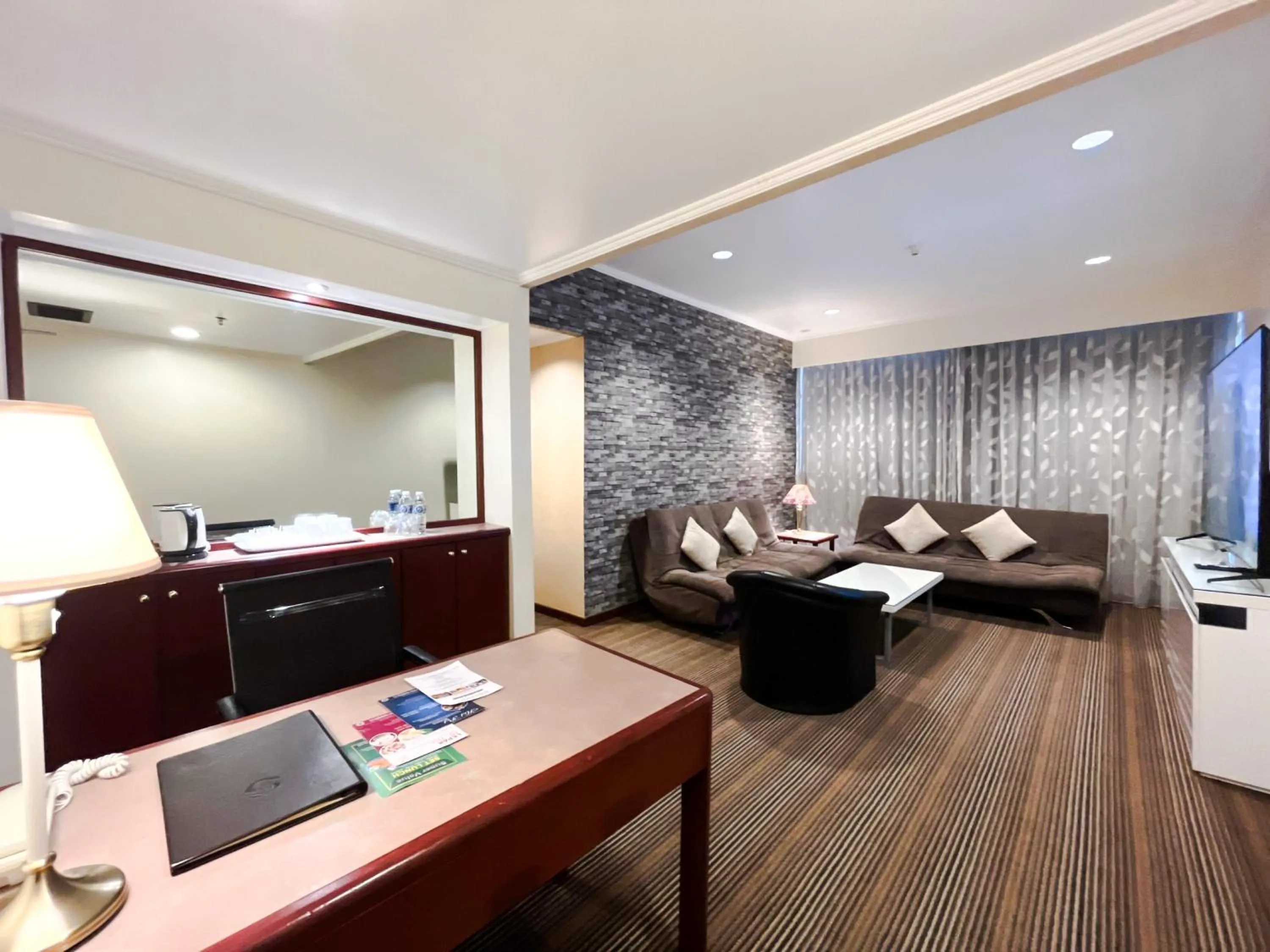 TV and multimedia in Howard Johnson by Wyndham Kota Kinabalu City Centre, formerly Hotel Shangri-La Kota Kinabalu