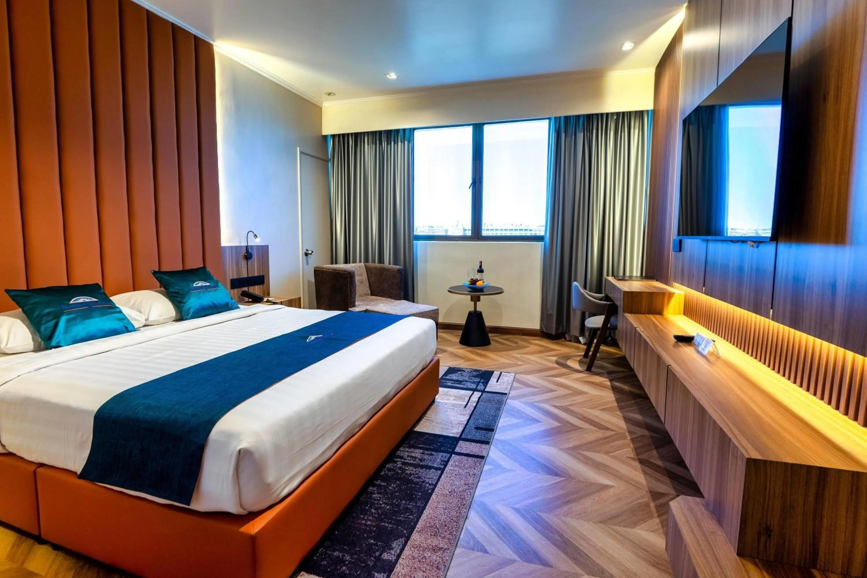 Photo of the whole room, Bed in Howard Johnson by Wyndham Kota Kinabalu City Centre, formerly Hotel Shangri-La Kota Kinabalu