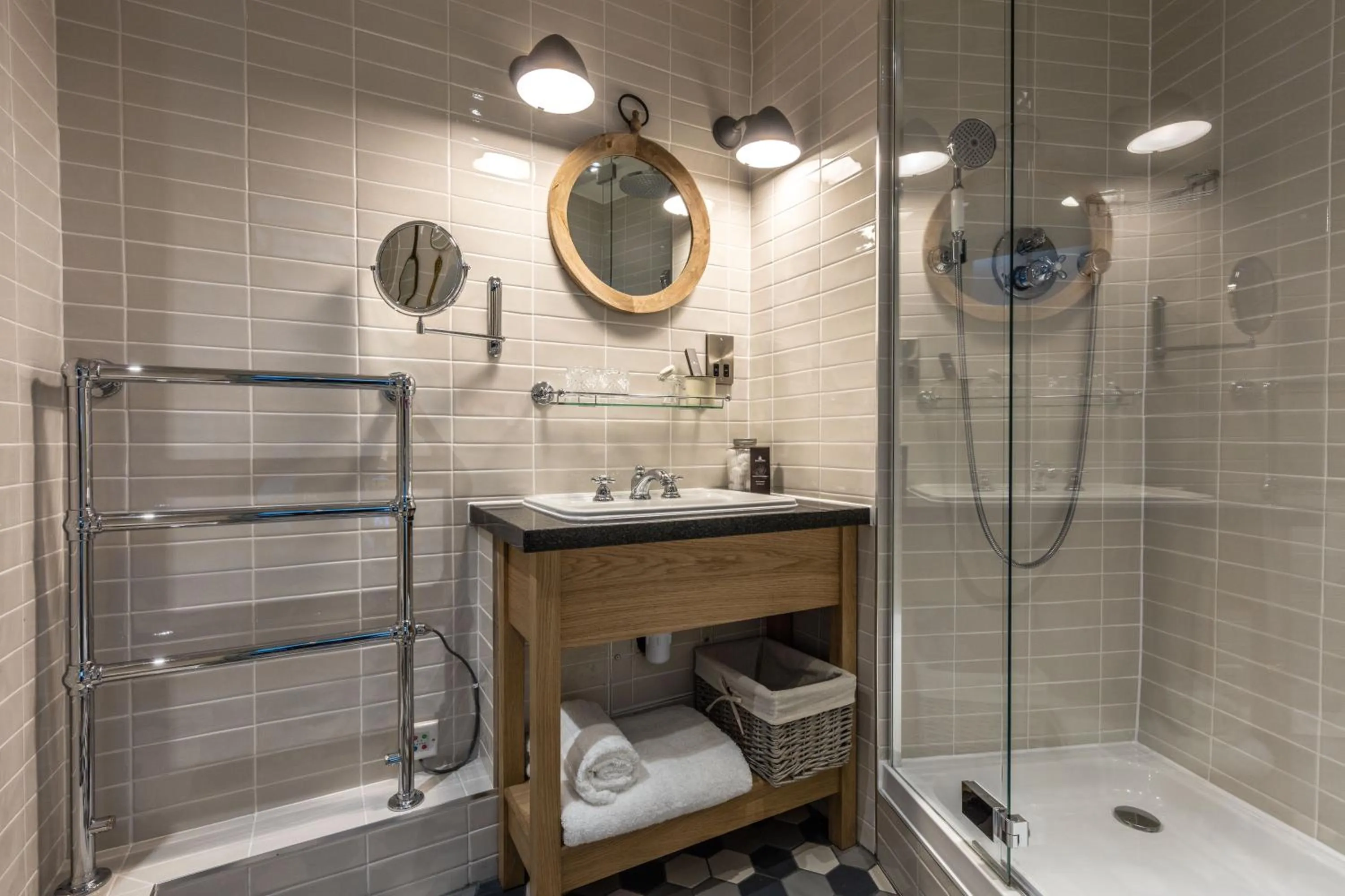 Bathroom in Hand and Spear