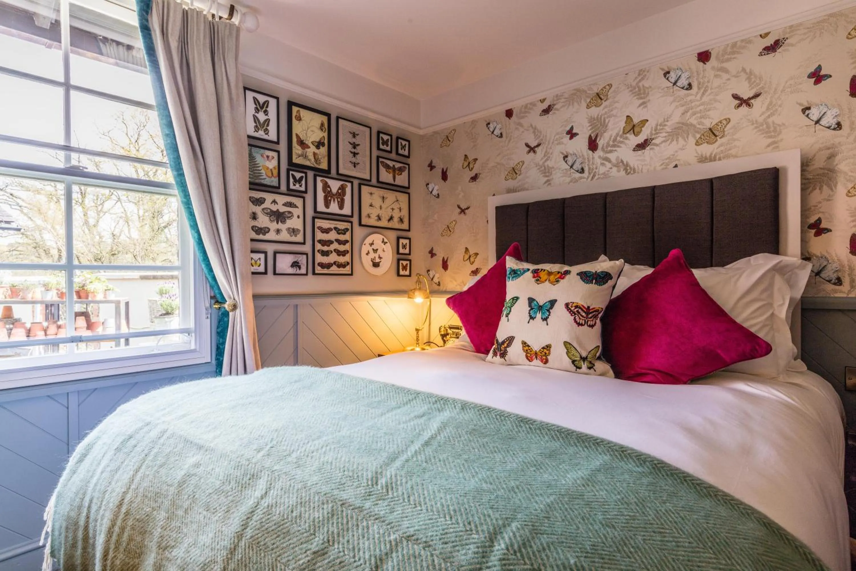 Photo of the whole room, Bed in Hand and Spear