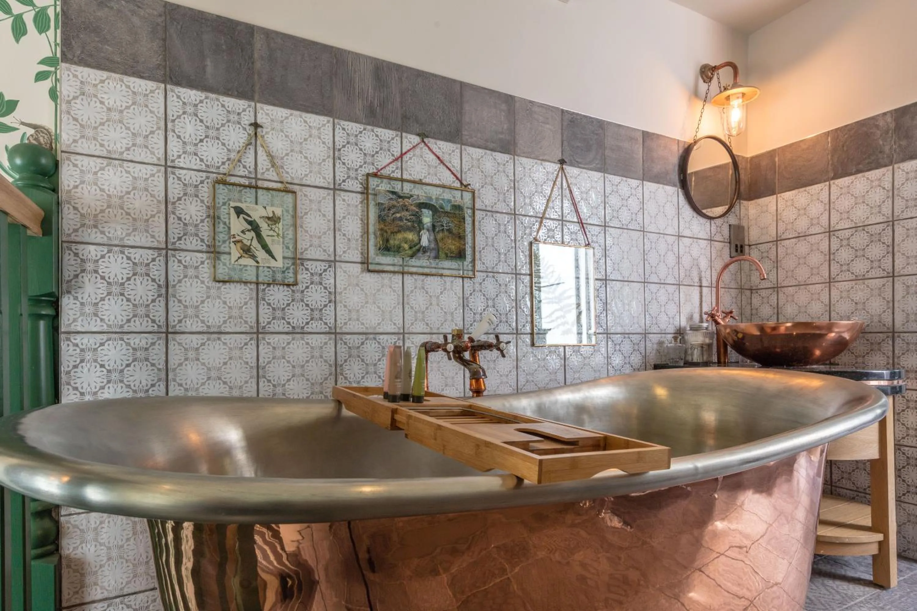 Bathroom in Hand and Spear