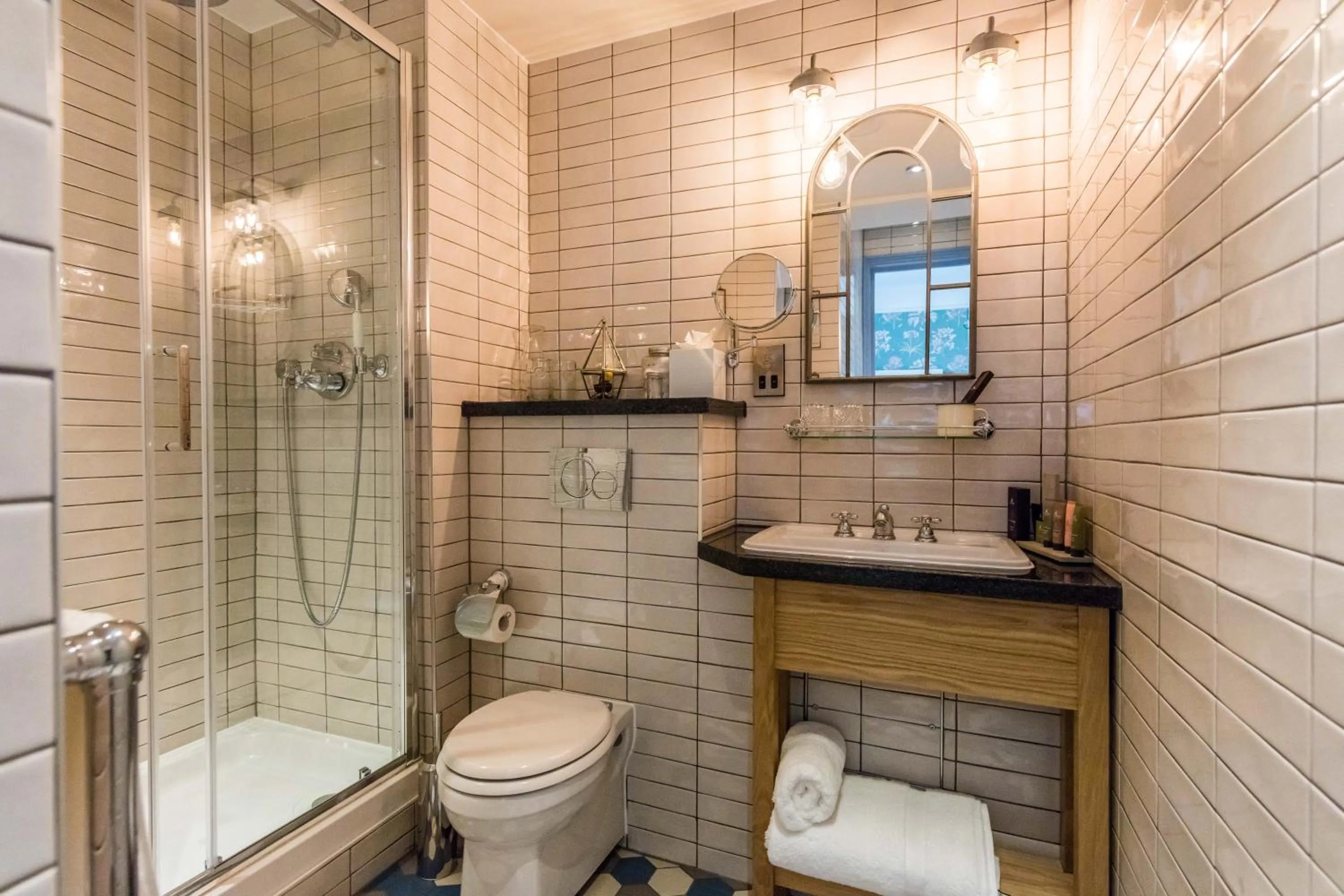 Bathroom in Hand and Spear