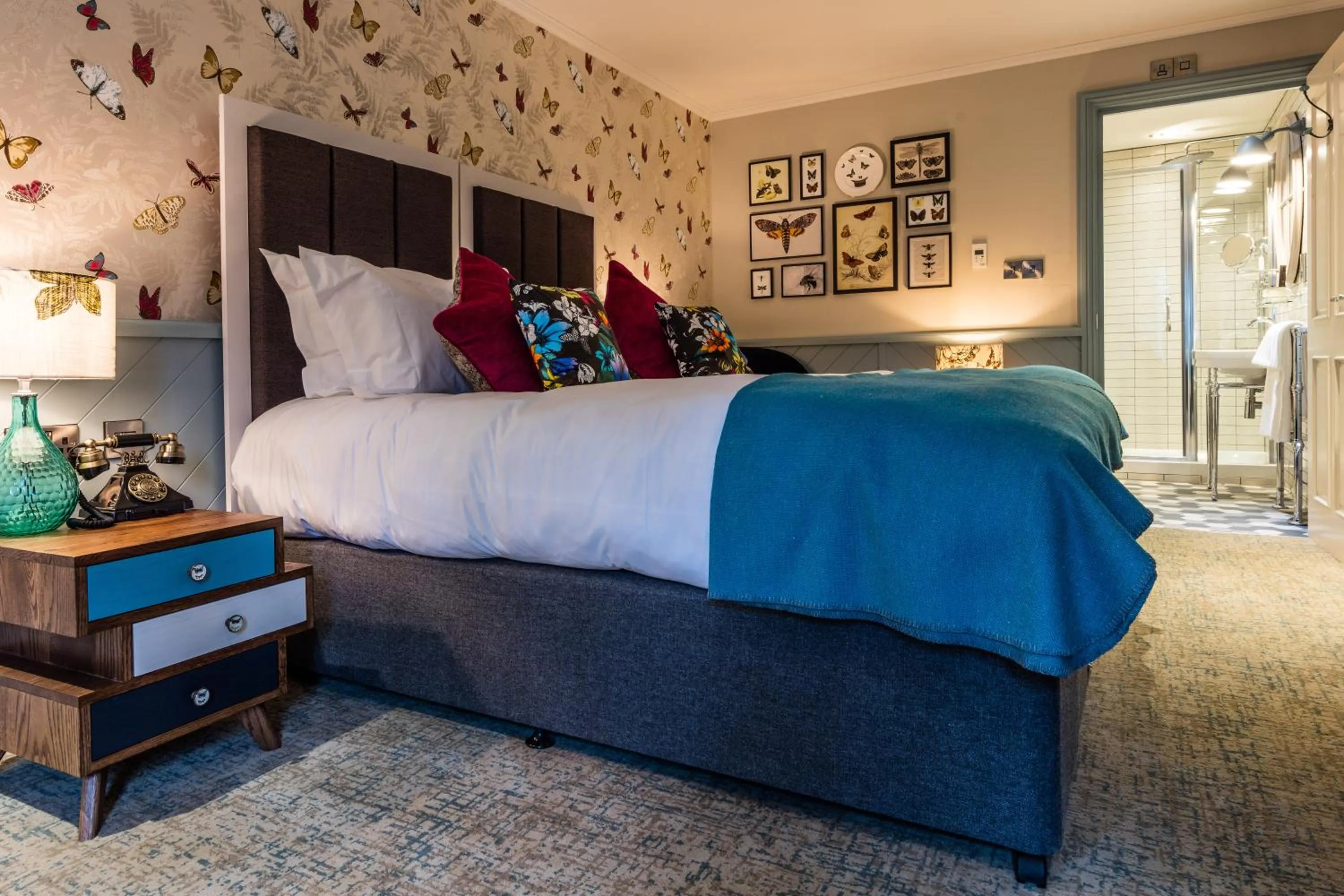 Photo of the whole room, Bed in Hand and Spear