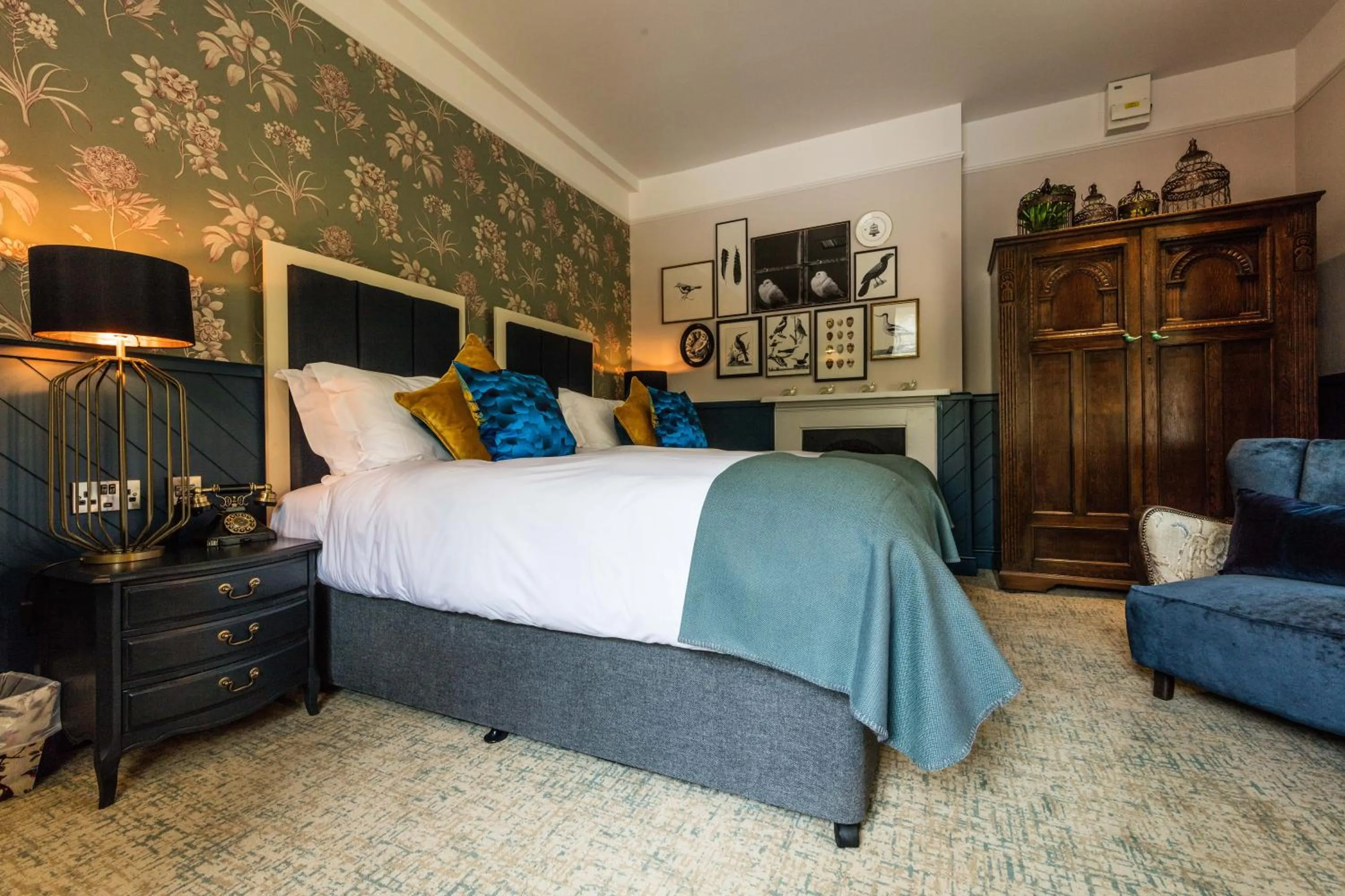 Photo of the whole room, Bed in Hand and Spear