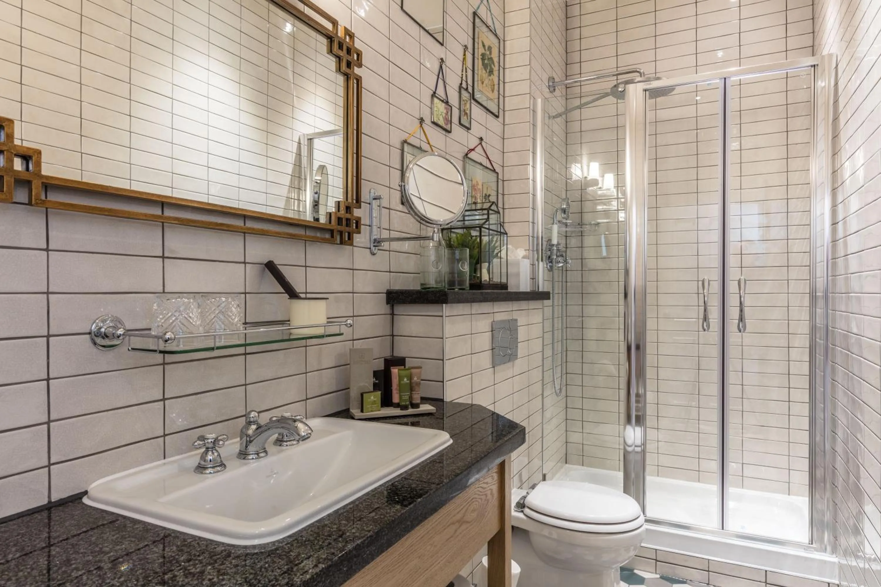 Bathroom in Hand and Spear