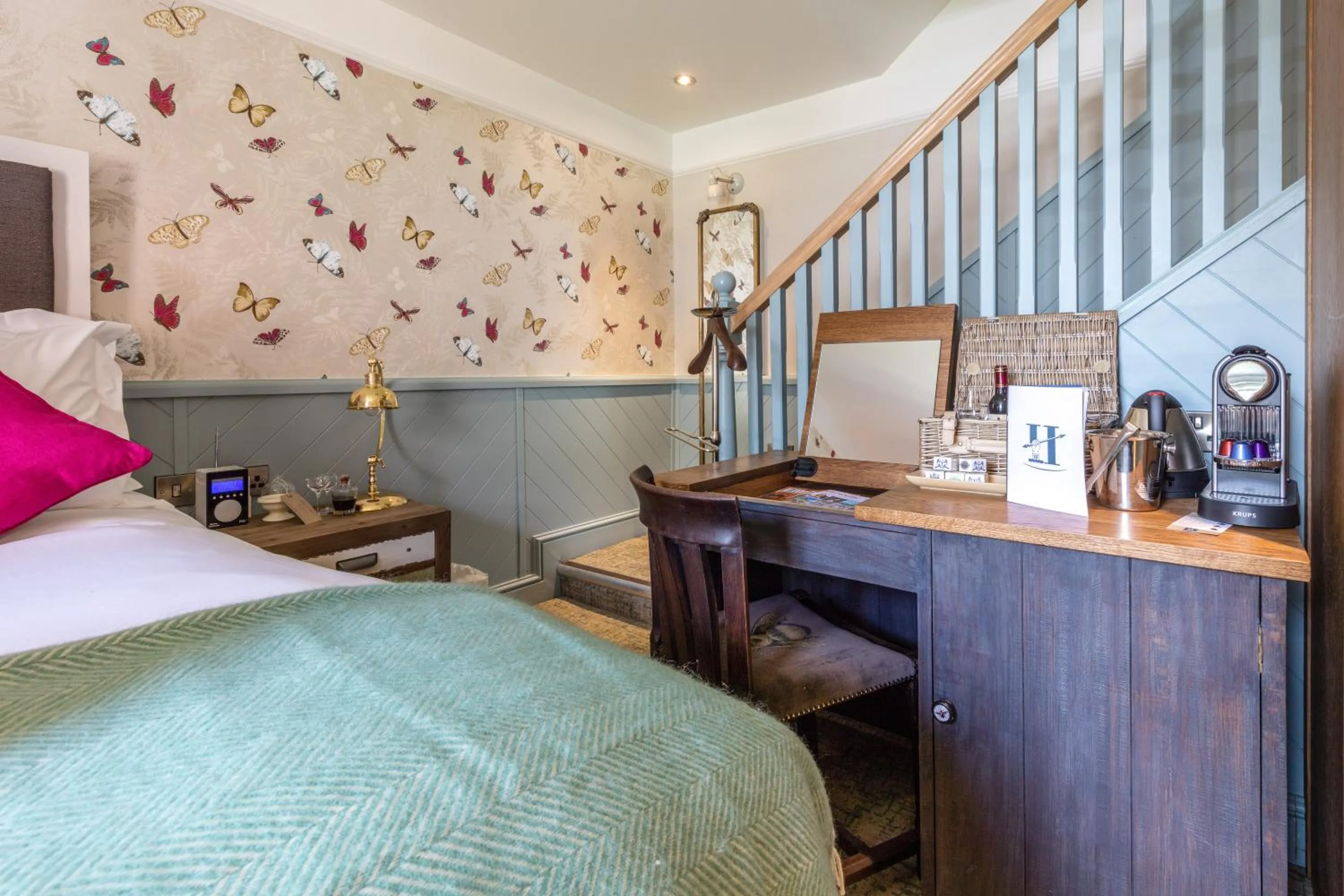 Photo of the whole room, Bed in Hand and Spear