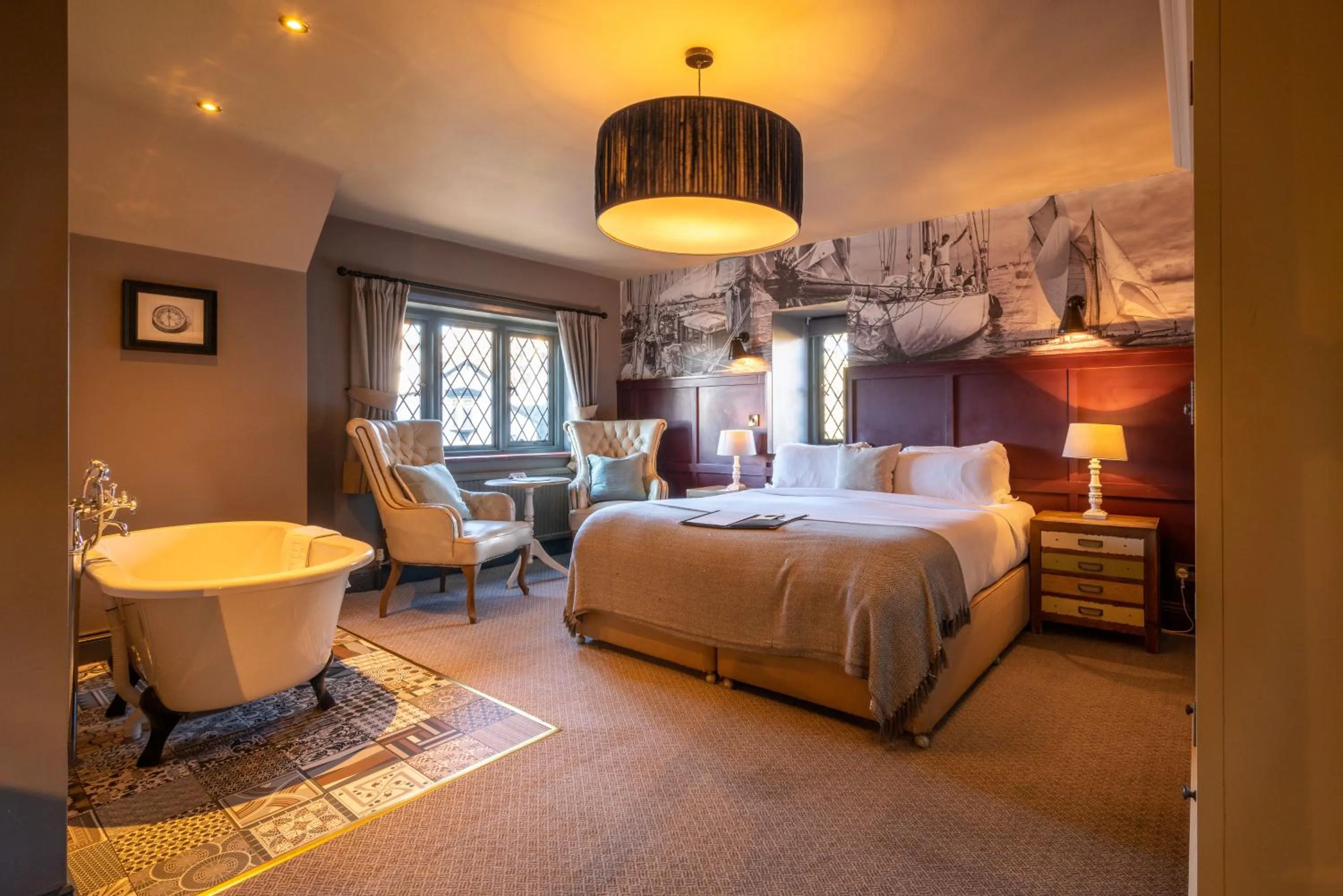 Photo of the whole room, Bed in The Mayflower