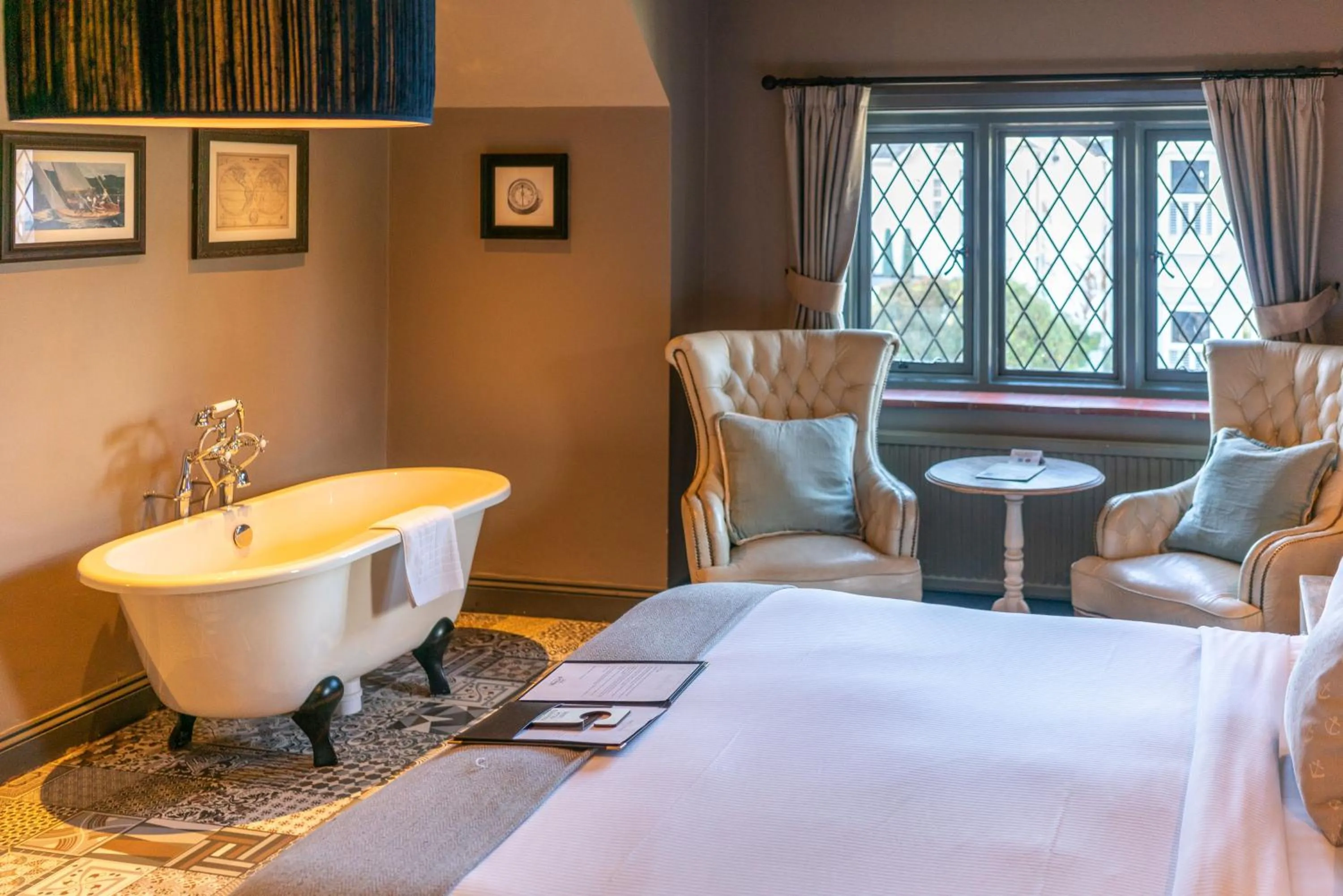 Photo of the whole room, Bed in The Mayflower