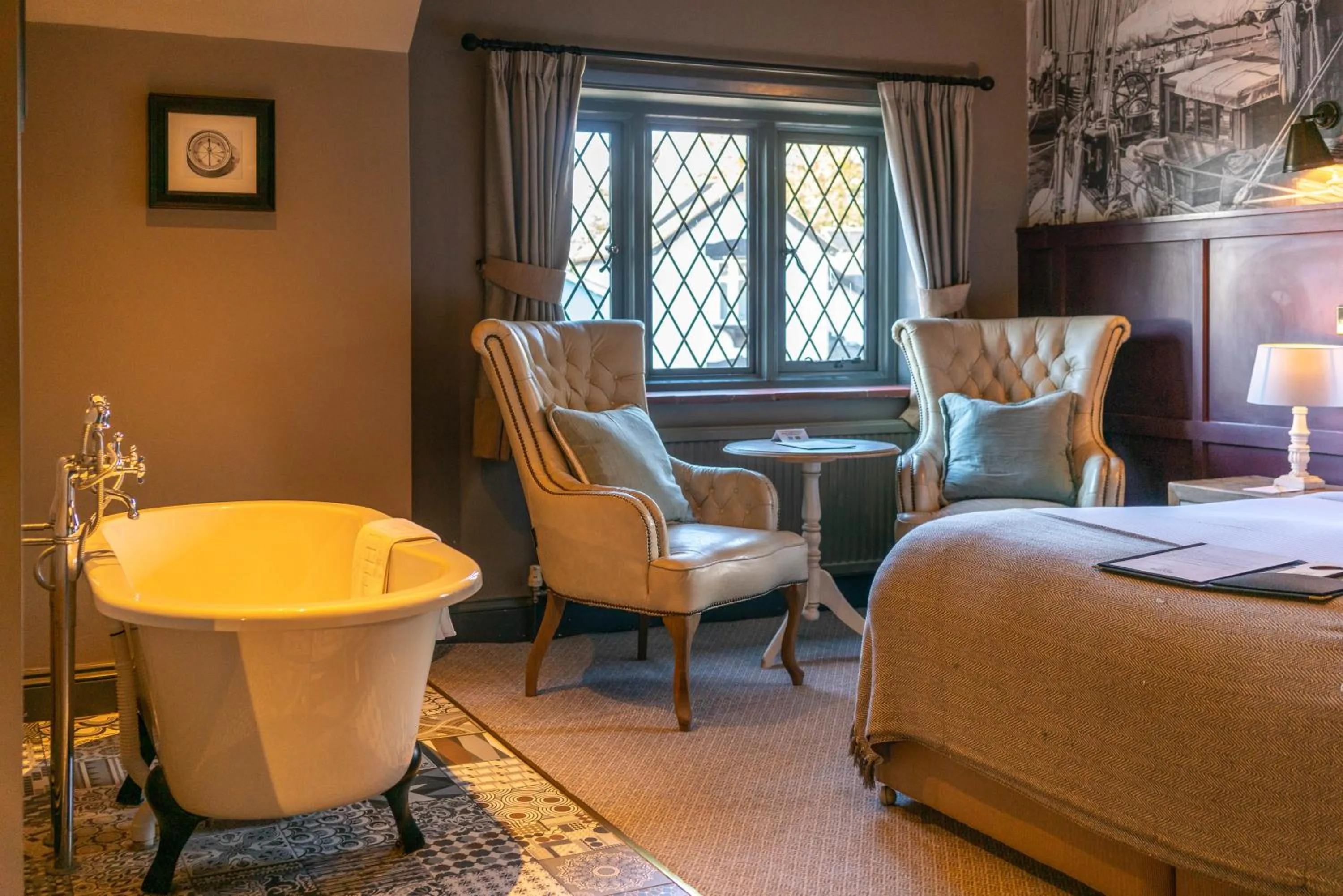 Photo of the whole room, Bed in The Mayflower