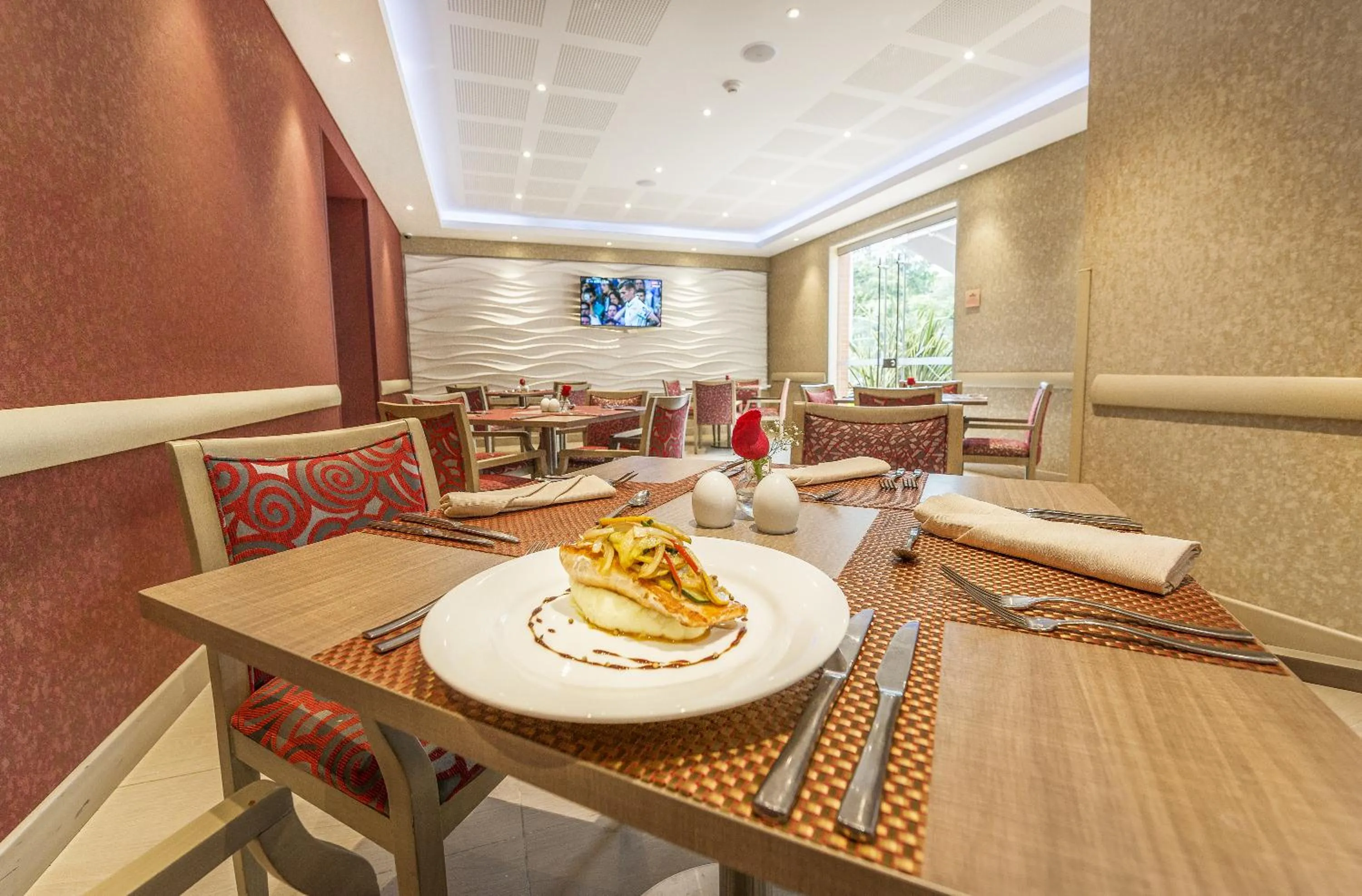 Restaurant/places to eat in Hotel Plaza Suites