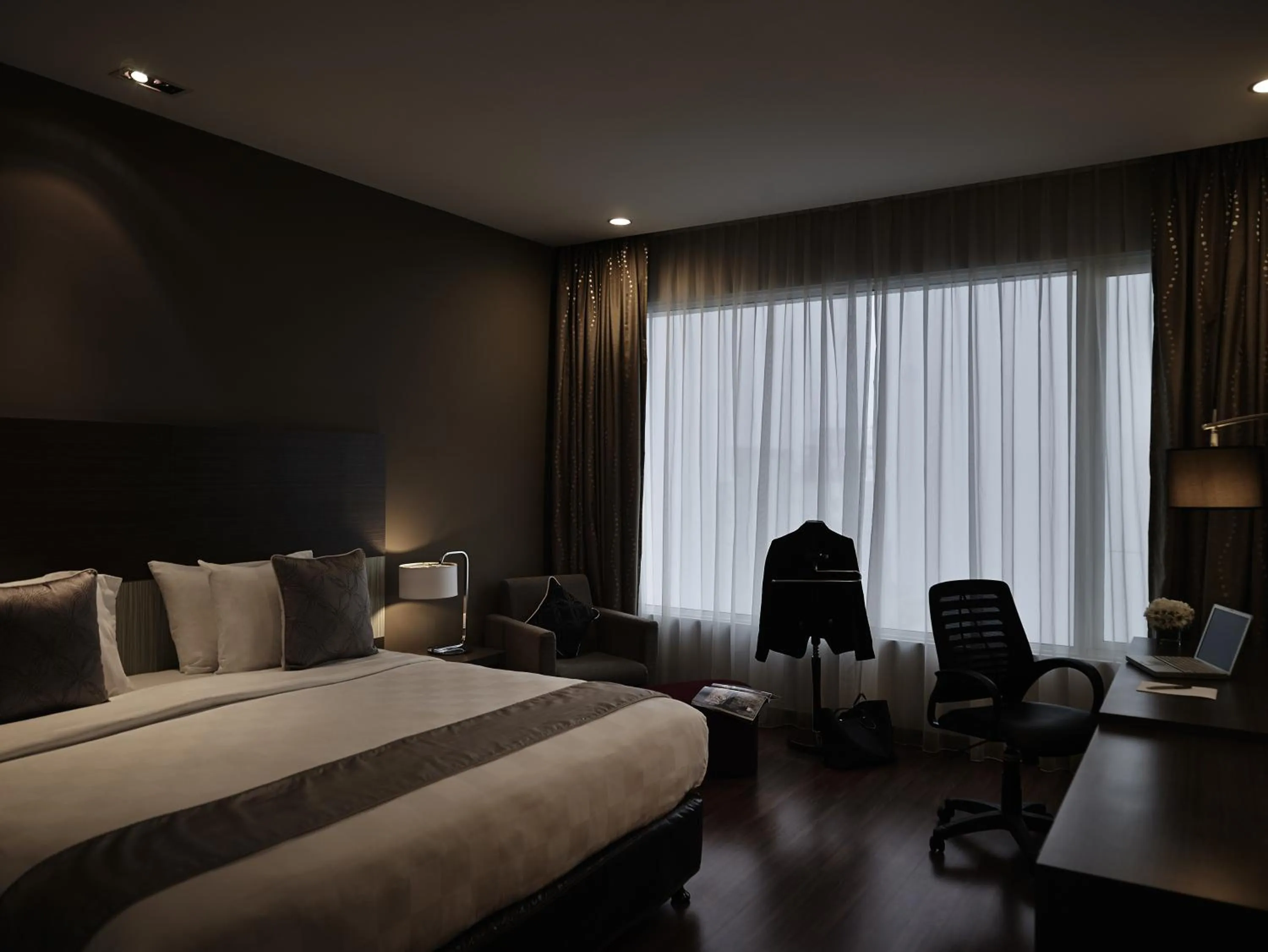 Photo of the whole room, Bed in Pullman Kuching