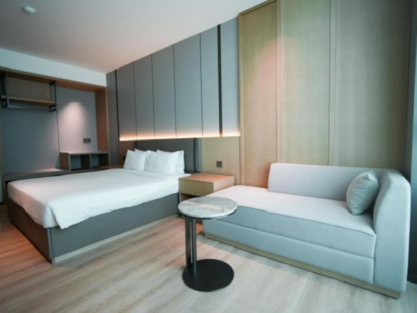 Seating area, Bed in The Inn