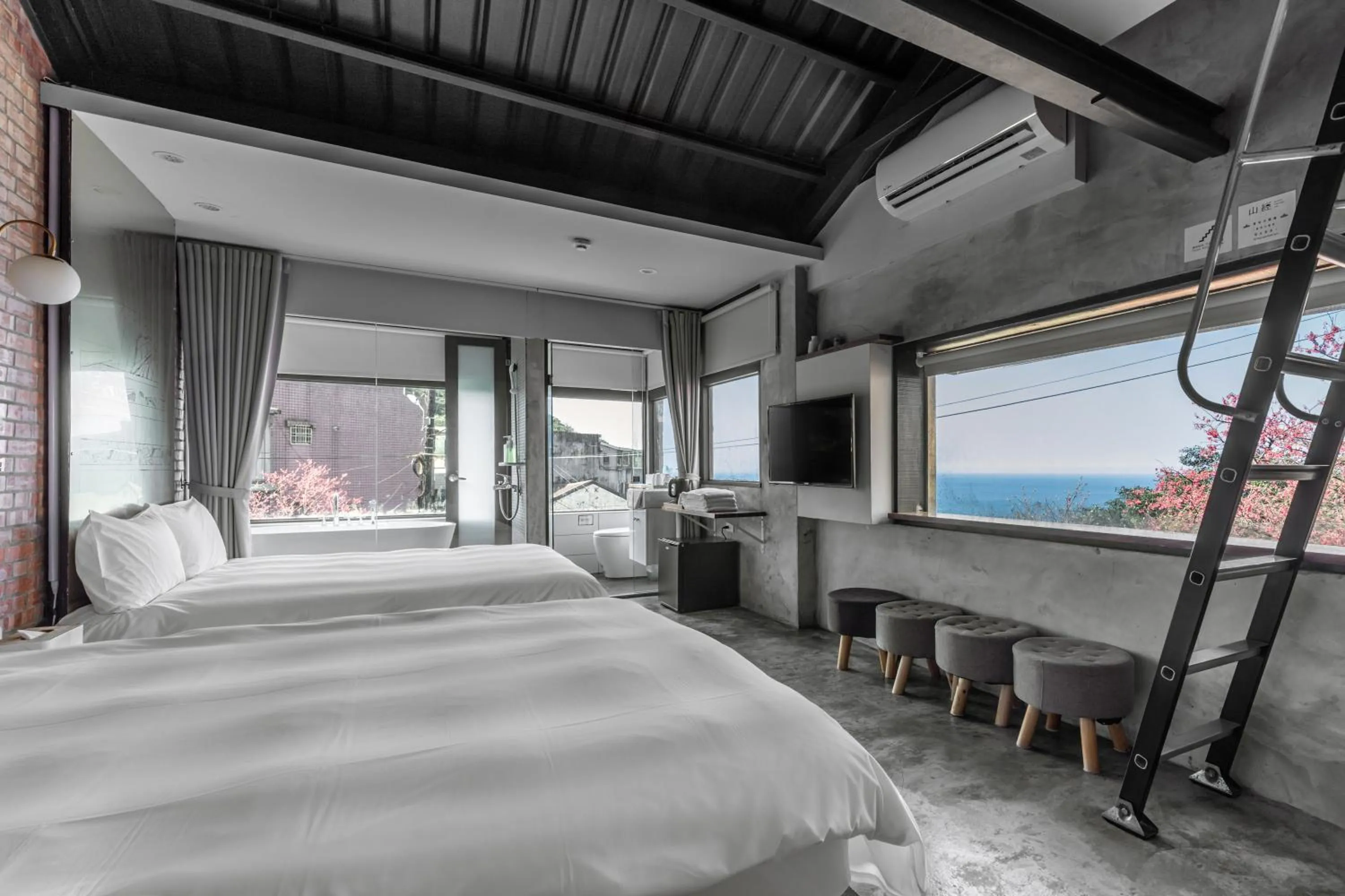 Photo of the whole room, Bed in Jiufen The Ore Smart Stay