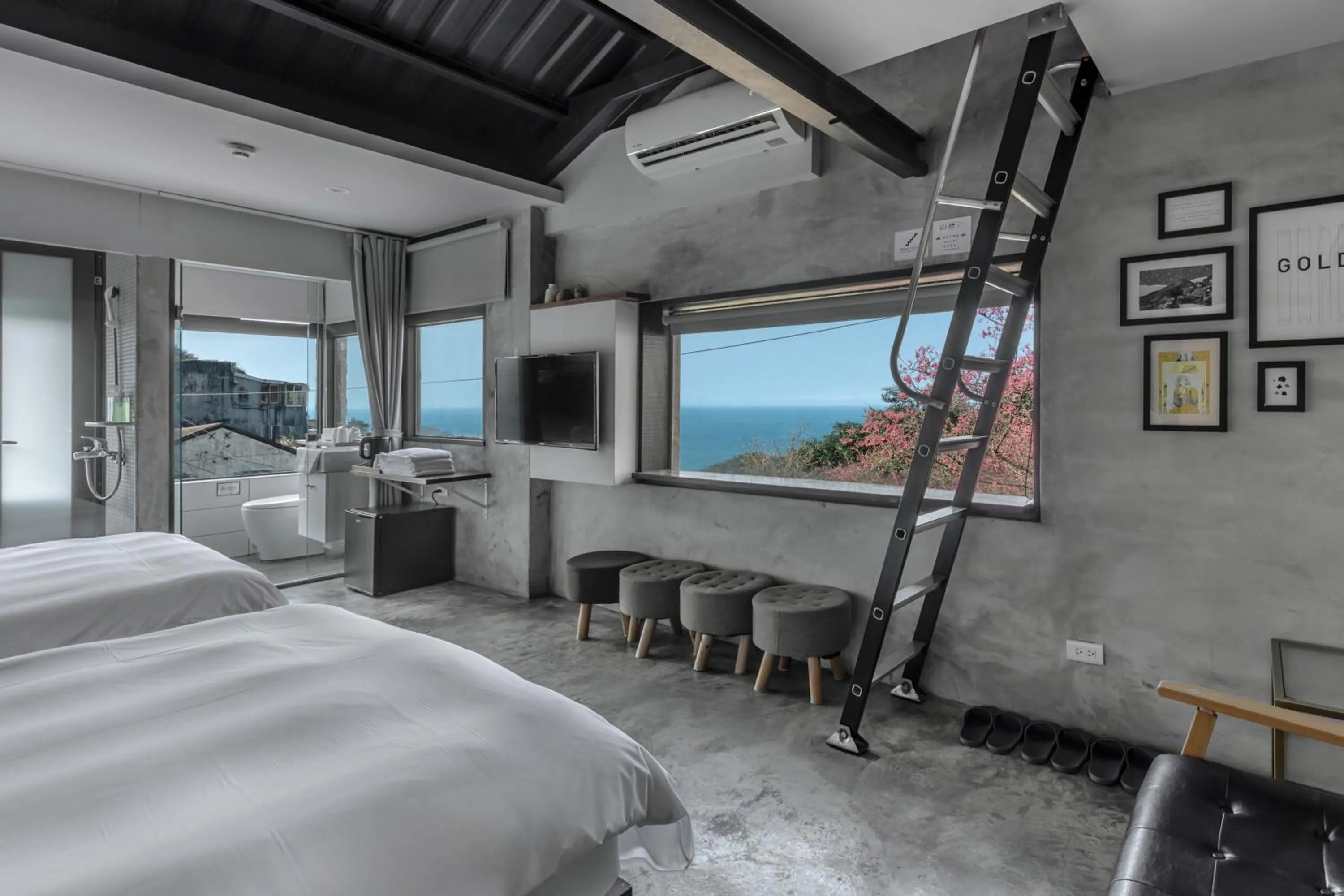 Photo of the whole room, Bed in Jiufen The Ore Smart Stay