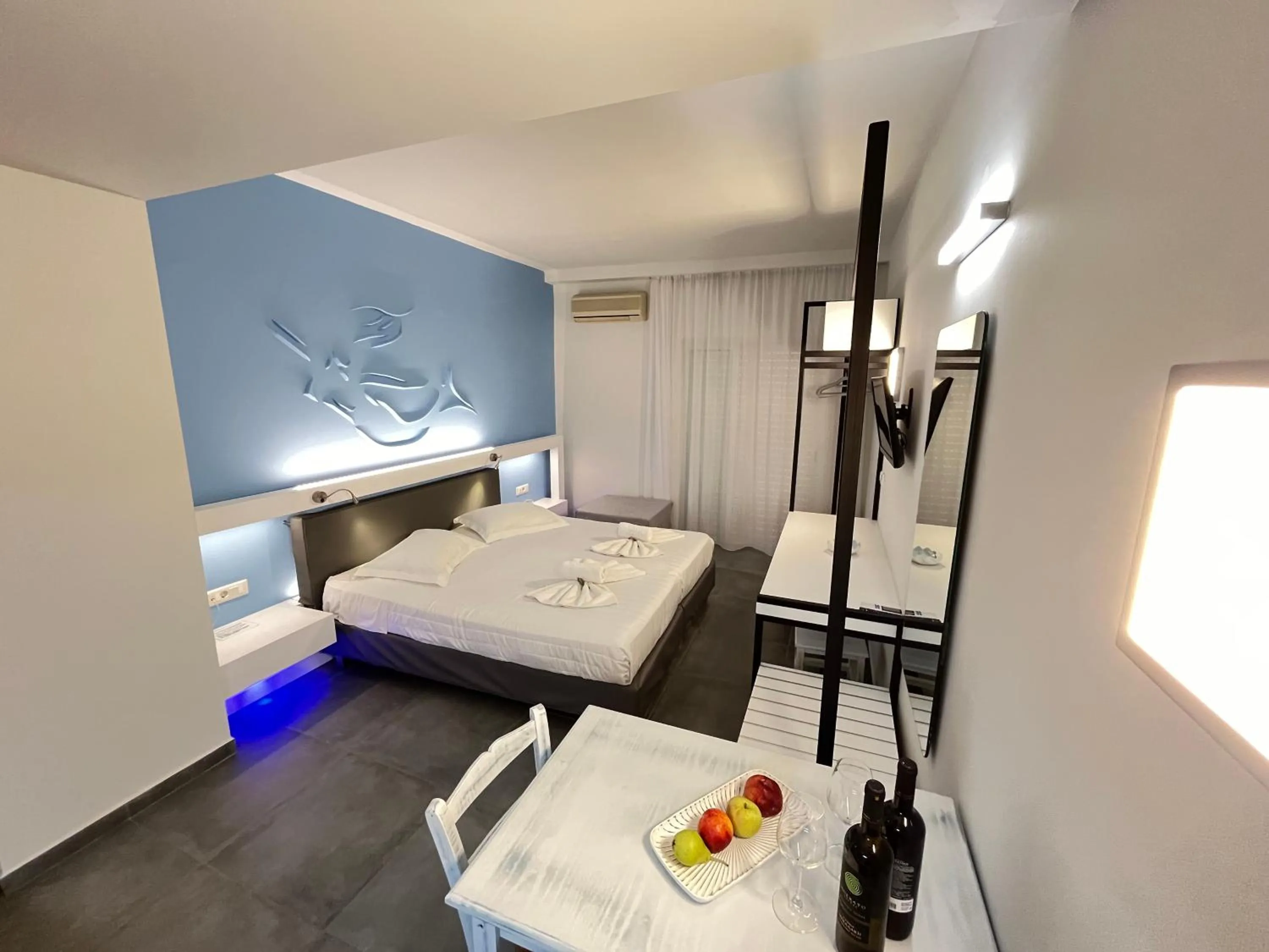 Photo of the whole room, Bed in Niriides