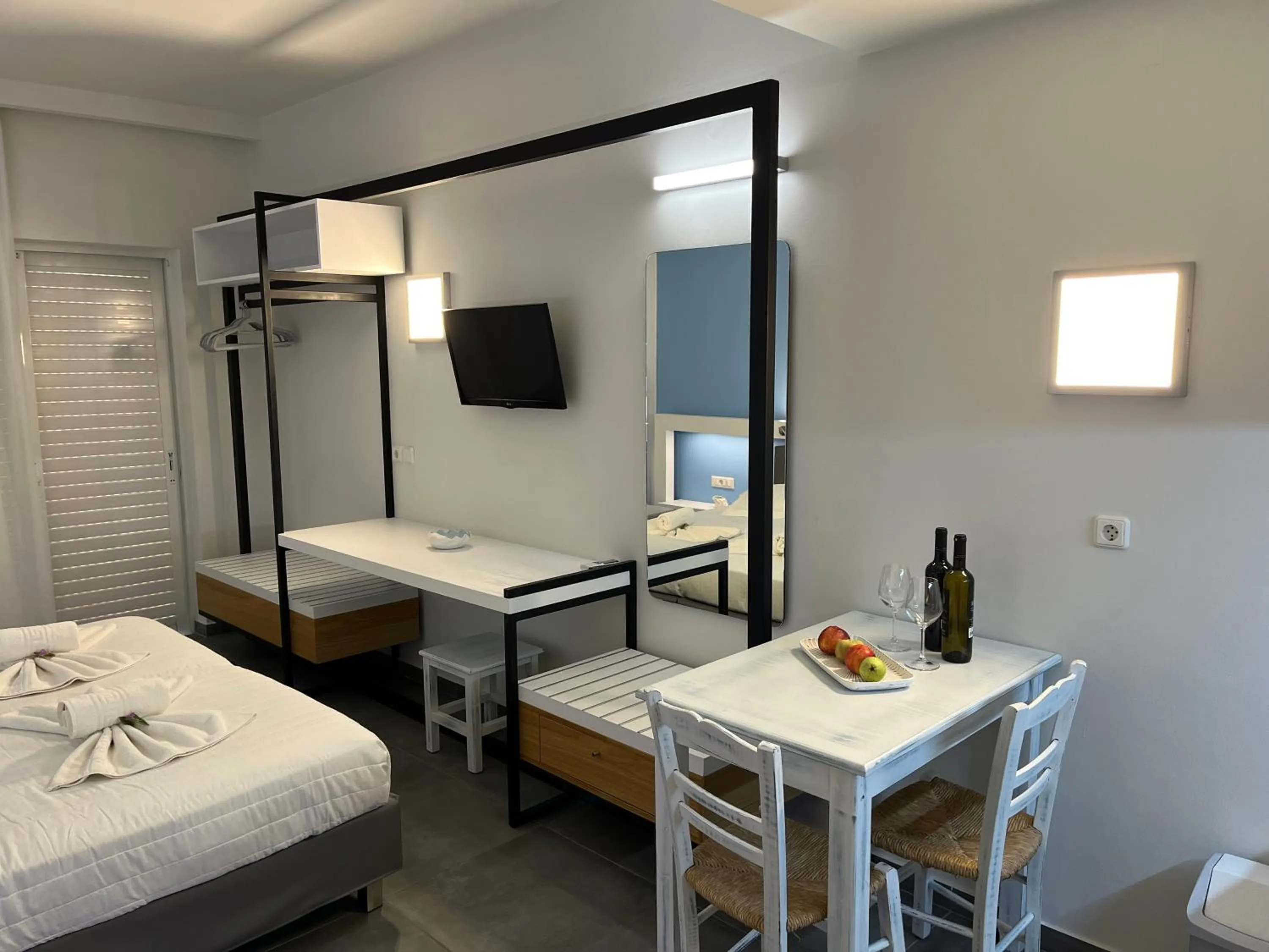 Photo of the whole room, Bed in Niriides