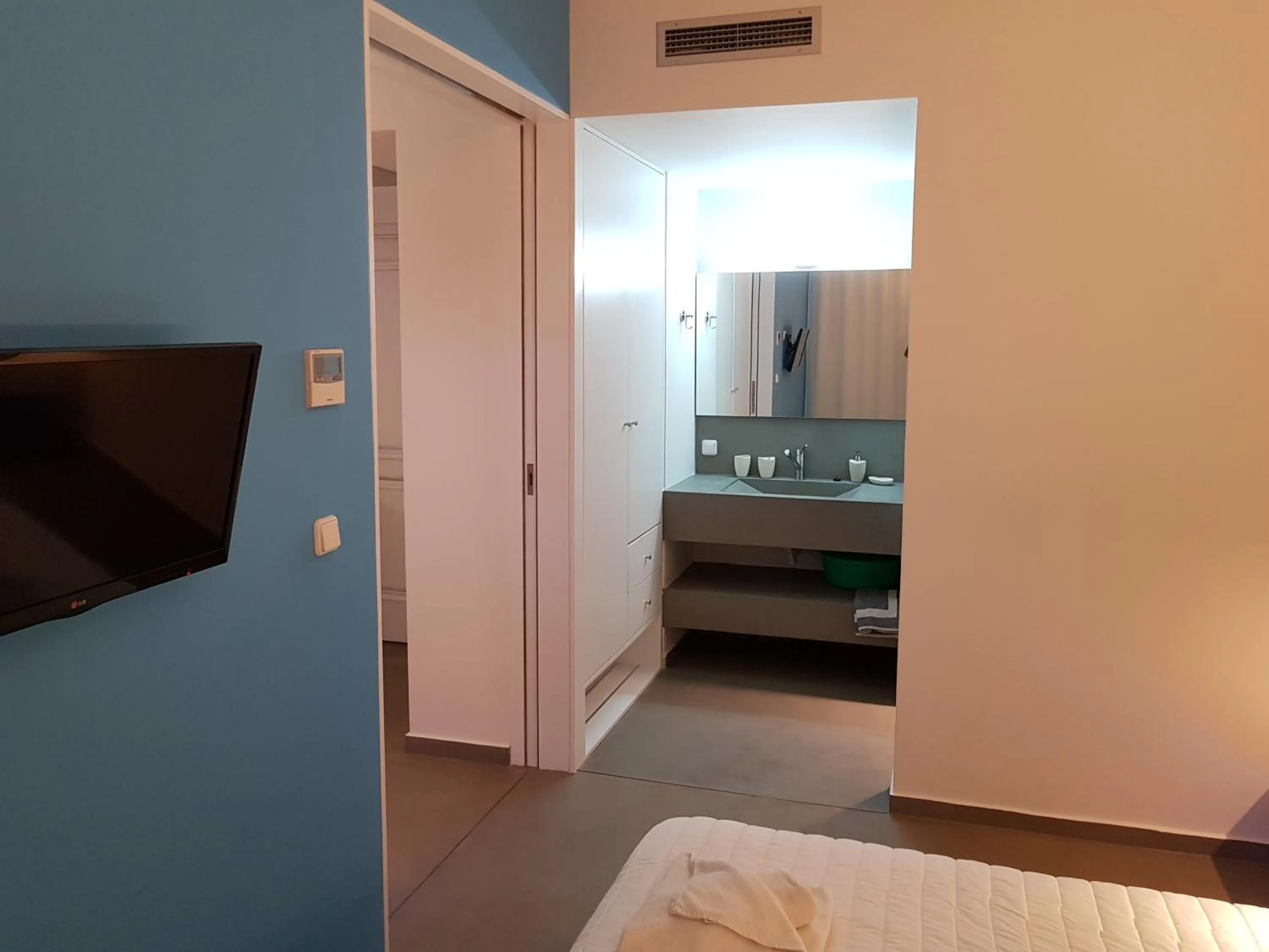 Photo of the whole room, Bed in Niriides