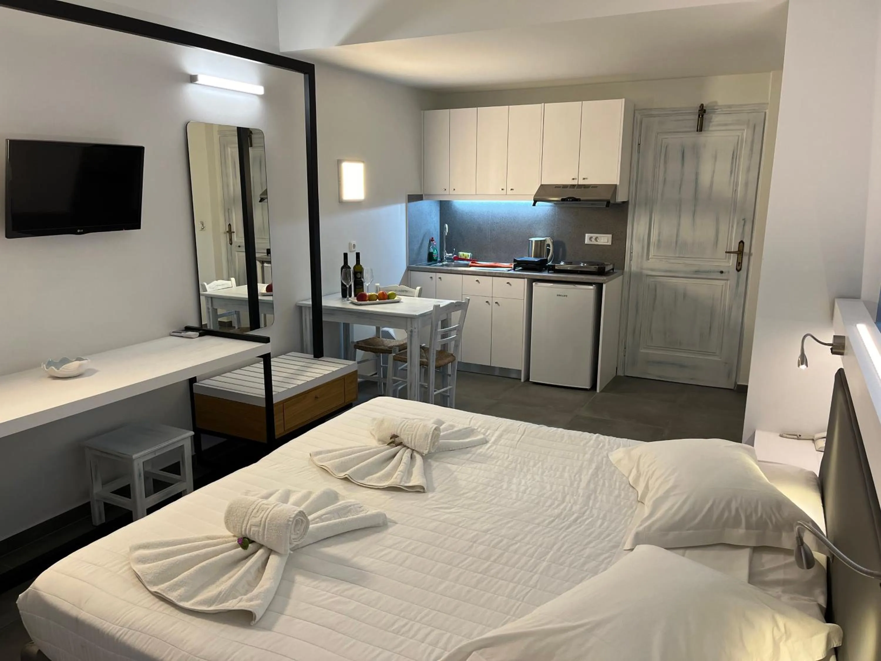 Photo of the whole room, Bed in Niriides