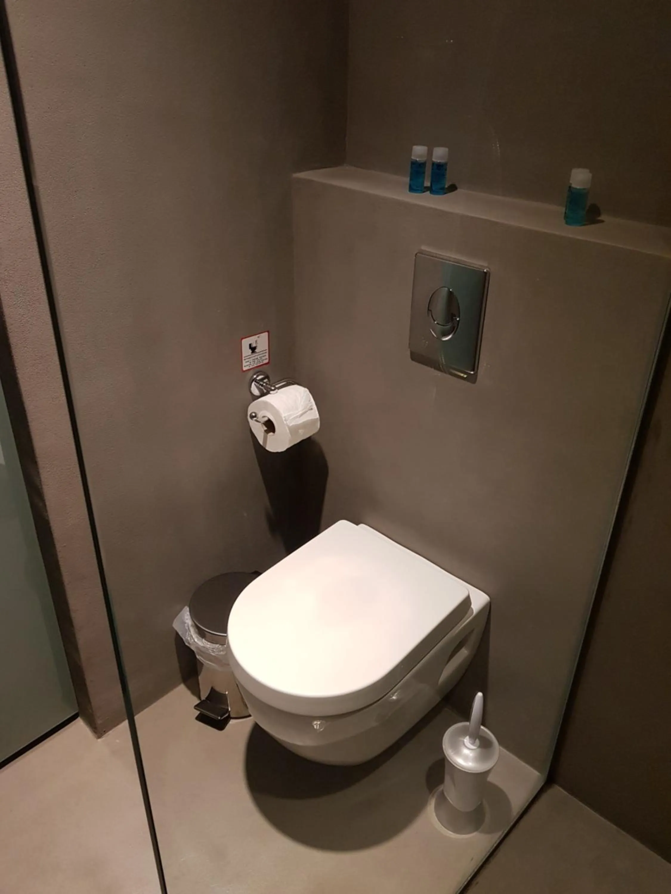 Toilet in Niriides