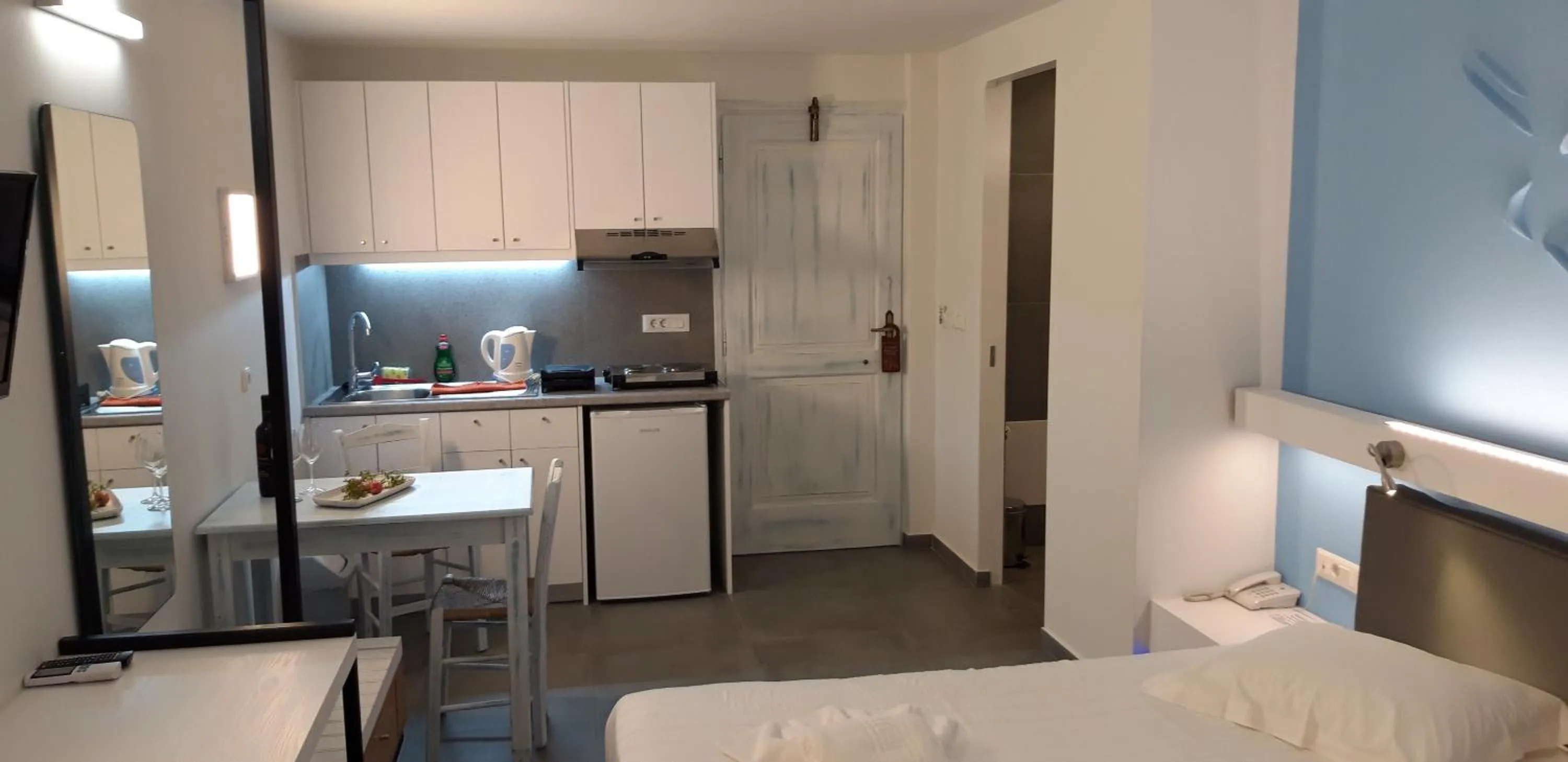 Photo of the whole room, Bed in Niriides