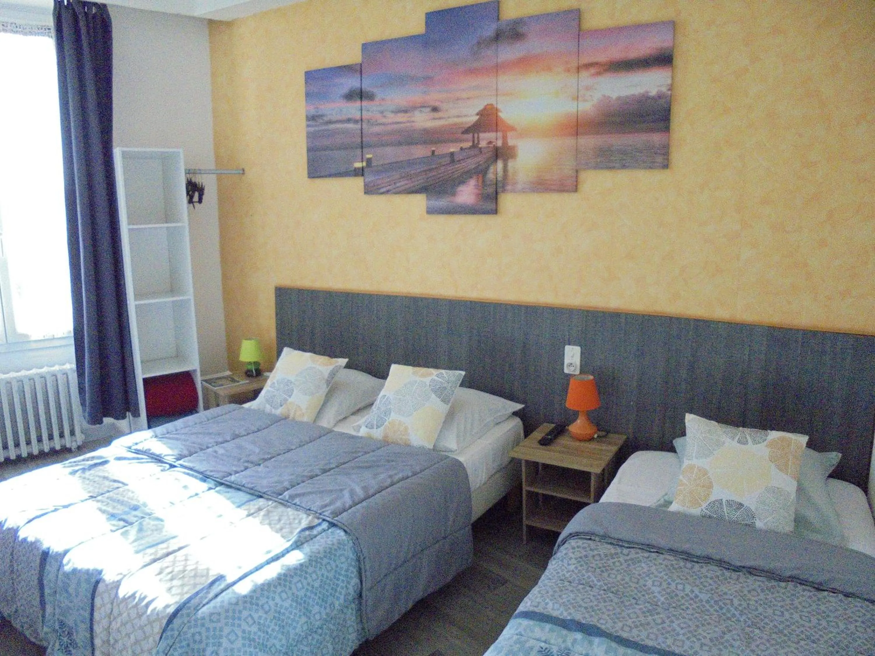 Bedroom, Bed in Hotel De La Gare